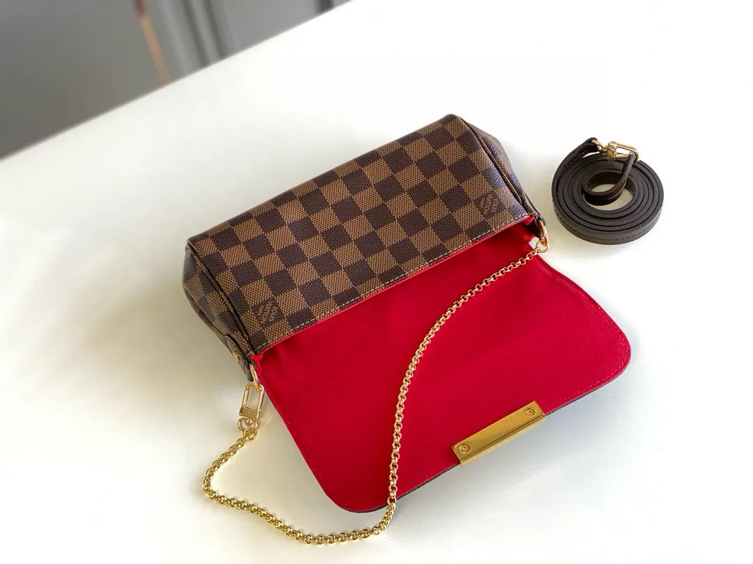 💰600 Top original item N41276 FAVORITE MM This Favorite MM handbag is the darling of fashionable women. It is sewn with geometric-style Damier Ebene canvas and is suitable for morning and evening occasions. The bag can be used as a clutch, or can be carried as a short shoulder bag using the gold chain strap, while the leather shoulder strap can be easily carried cross-body. An engraved metal plaque on the front conceals a clever magnetic closure for safe access. Details 24x 14x 4 cm (length x height x width) Damier Ebene coated canvas Natural cowhide leather trim Textile lining Gold-tone hardware Magnetic flap closure Internal patch pocket Shoulder strap: Non-detachable, not adjustable Strap height: 52.0 cm Chain strap: Detachable Chain strap vertical height: 17.0 cm