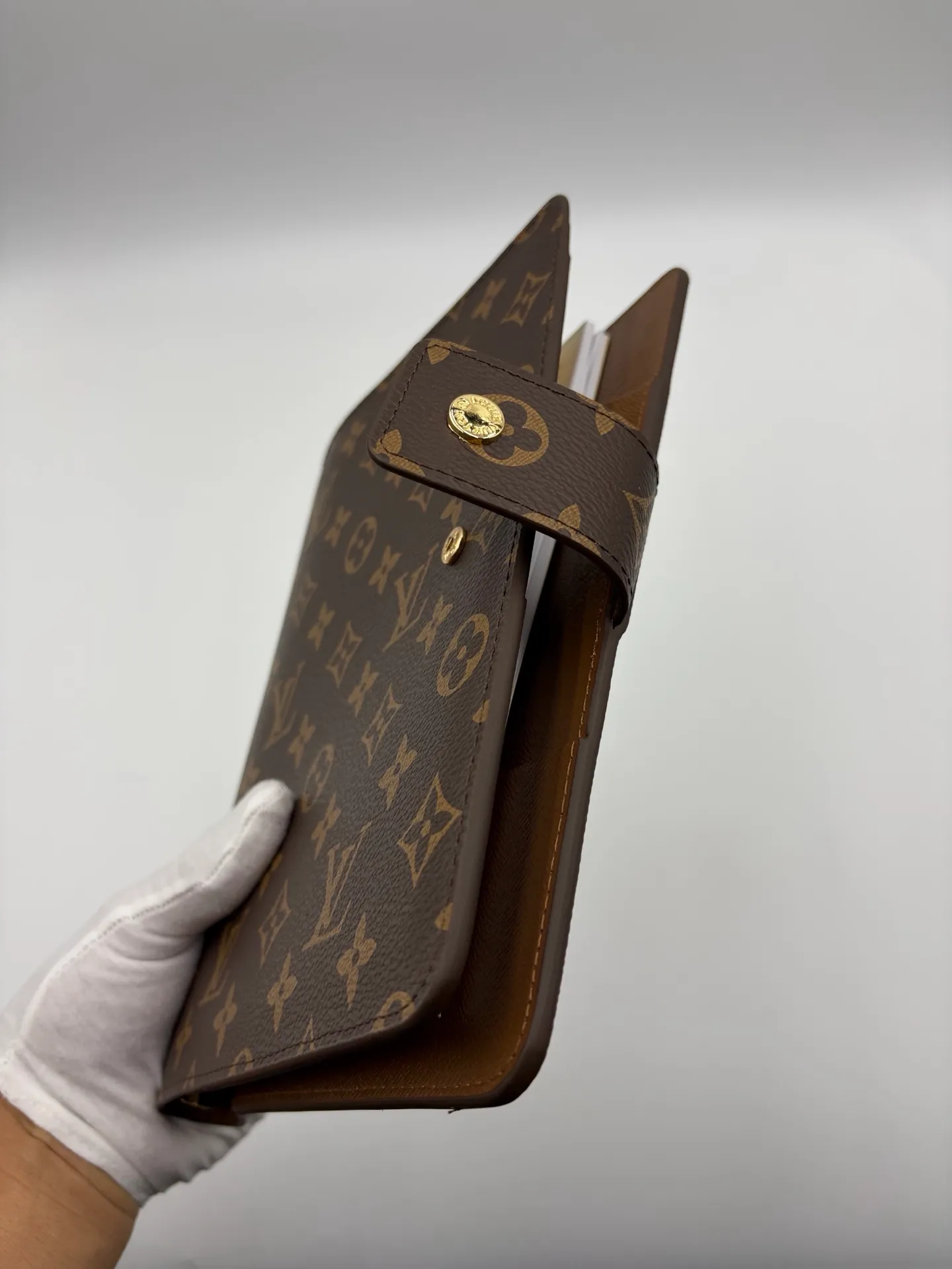 2026 hot model shipped, model M20002❤️This small notepad cover is made of Monogram canvas, can hold three credit cards, and can also be used as an address book, notebook or calendar. 18 x 23 cm (Length x Height) - Epi leather embossed with delicate LV initials and interlaced textured leather lining - Button closure - Six-ring binder with three rings in a set, six credit card slots and two internal compartments - Notepad insert available separately 👉