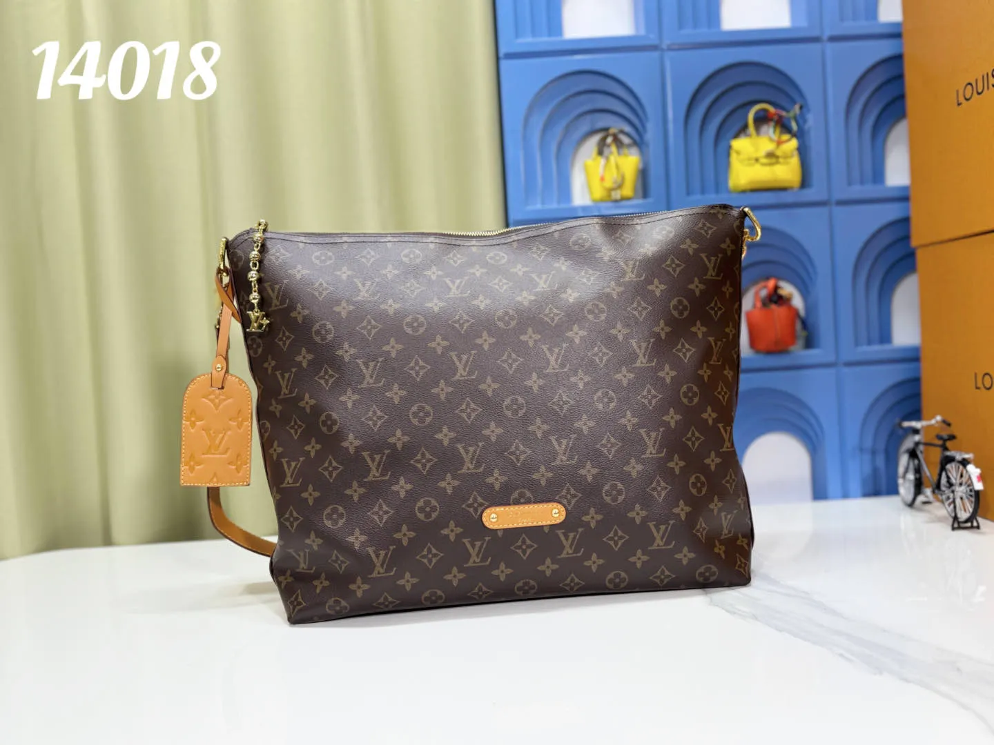 P240 LV METIS handbag M14018 M13986 Smart, intelligent and meticulously crafted, Métis made of Monogram canvas fulfills its promise with its own attitude. With its emphasis on lines and silhouettes, the Métis handbag combines the versatility required of a modern handbag with the elegance and charm of Louis Vuitton's heritage. Two detachable shoulder straps, can be used to carry, carry or carry on the shoulder. Size 48x36x12cm,