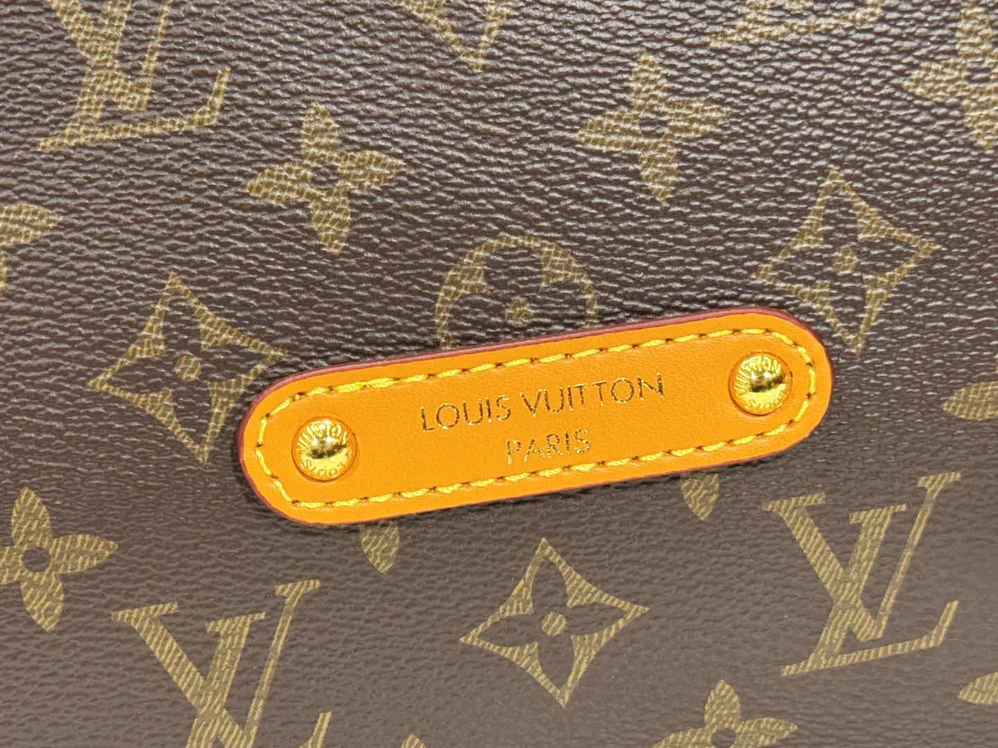 P240 LV METIS handbag M14018 M13986 Smart, intelligent and meticulously crafted, Métis made of Monogram canvas fulfills its promise with its own attitude. With its emphasis on lines and silhouettes, the Métis handbag combines the versatility required of a modern handbag with the elegance and charm of Louis Vuitton's heritage. Two detachable shoulder straps, can be used to carry, carry or carry on the shoulder. Size 48x36x12cm,