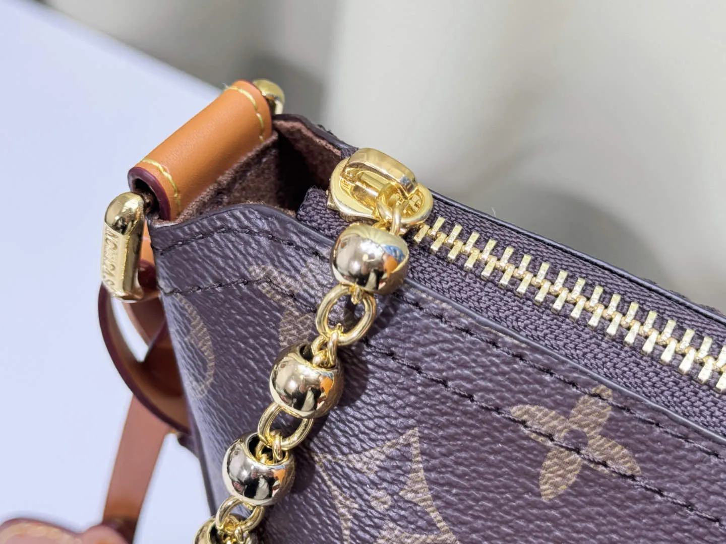 P240 LV METIS handbag M14018 M13986 Smart, intelligent and meticulously crafted, Métis made of Monogram canvas fulfills its promise with its own attitude. With its emphasis on lines and silhouettes, the Métis handbag combines the versatility required of a modern handbag with the elegance and charm of Louis Vuitton's heritage. Two detachable shoulder straps, can be used to carry, carry or carry on the shoulder. Size 48x36x12cm,