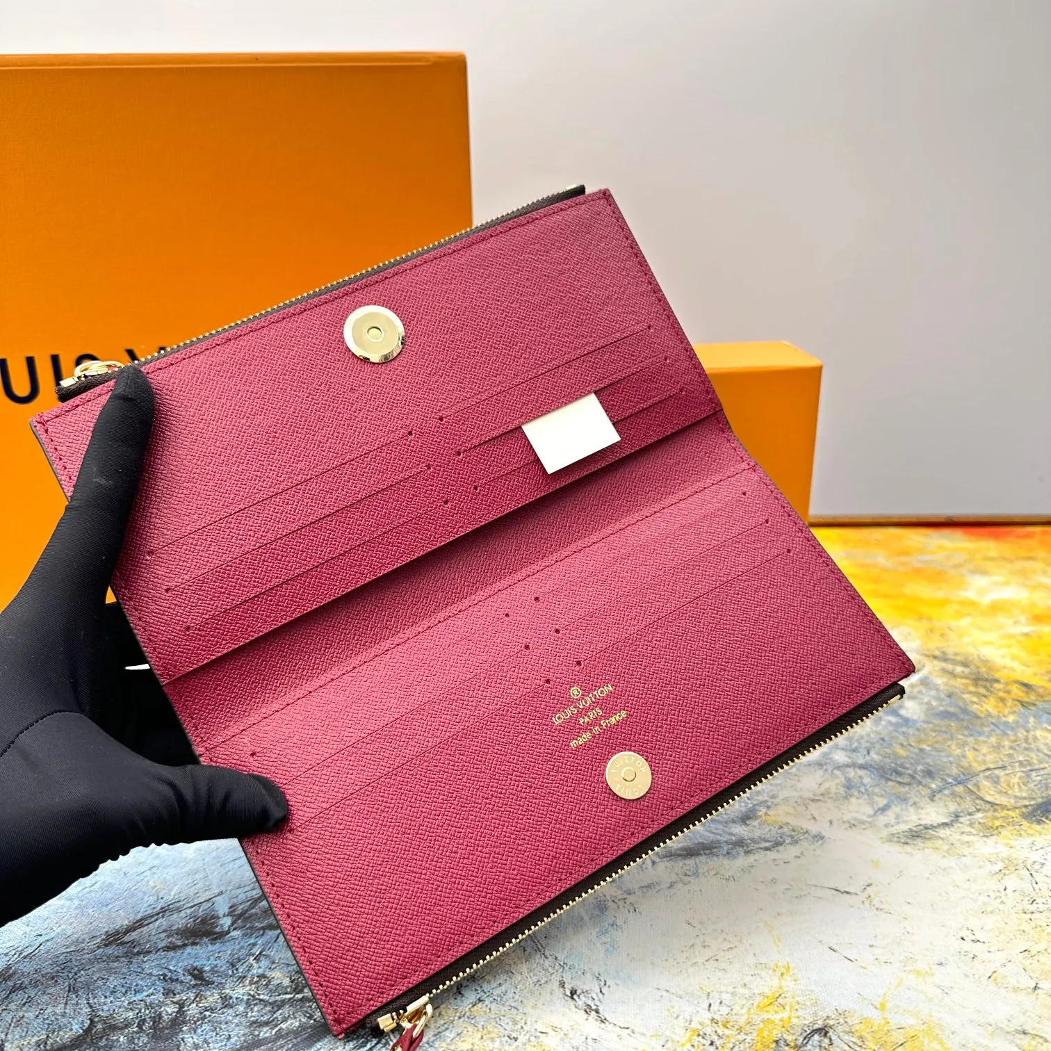 💰120 💎Top original version #Super practical, still popular# Official website synchronized version! Combining Louis Vuitton's classic Monogram canvas material with a bright colored leather lining, the stylish Adele wallet features a modern thin design, two leather zippers and a magnetic clasp for easy opening. It also works as a clutch. 12 credit card slots, 2 zippered compartments for coins or a smartphone, 2 flat interior pockets, embossed cowhide leather lining, shiny gold-tone hardware. ❤️Model: M61269 Size 21x9x2.