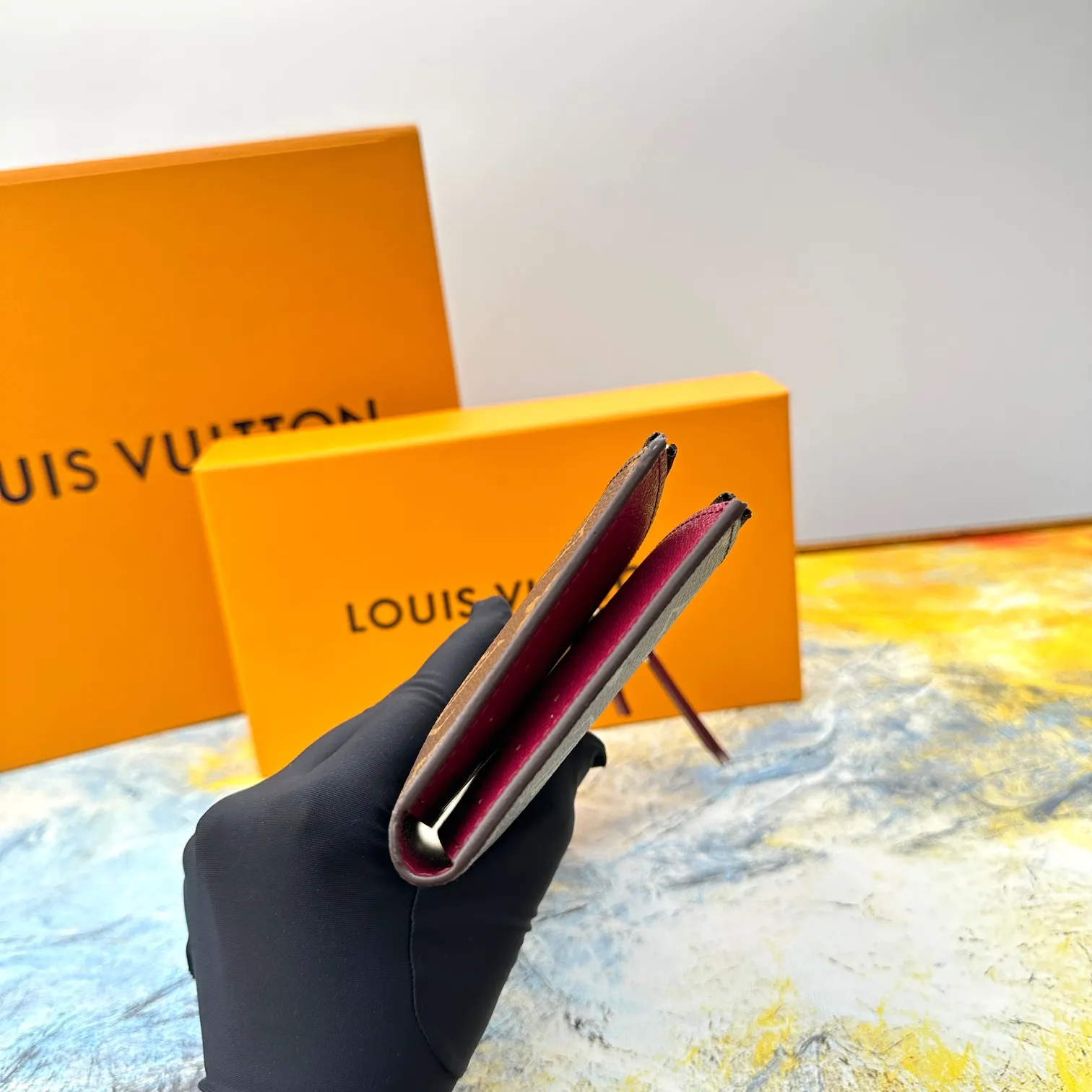💰120 💎Top original version #Super practical, still popular# Official website synchronized version! Combining Louis Vuitton's classic Monogram canvas material with a bright colored leather lining, the stylish Adele wallet features a modern thin design, two leather zippers and a magnetic clasp for easy opening. It also works as a clutch. 12 credit card slots, 2 zippered compartments for coins or a smartphone, 2 flat interior pockets, embossed cowhide leather lining, shiny gold-tone hardware. ❤️Model: M61269 Size 21x9x2.