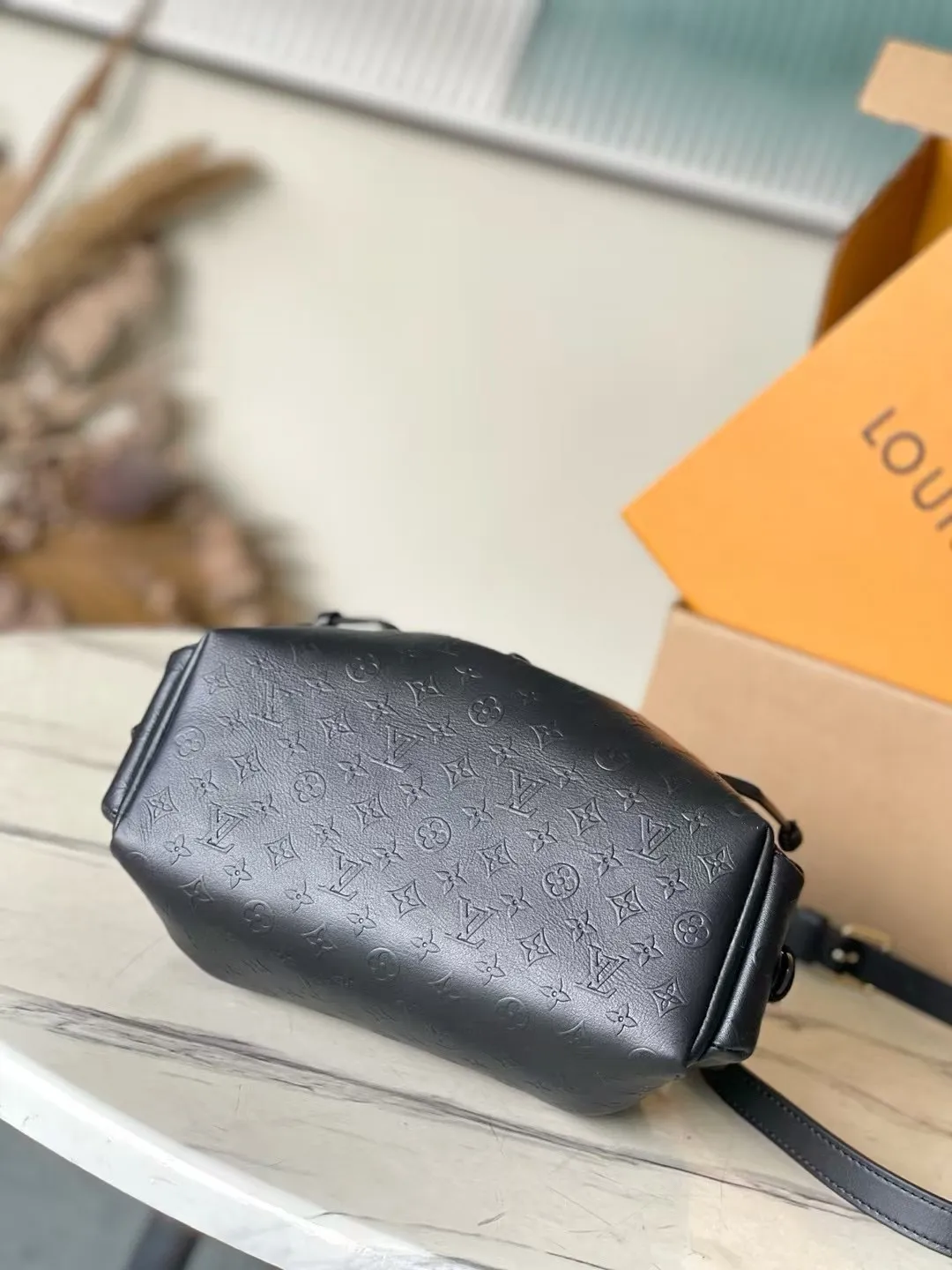 💰1100 (top-grain leather) top original M25554 Odyssee handbag from the 2025 early autumn series, cleverly recalling the Excursion backpack design of the 2024 Cruise early spring series, paying tribute to Louis Vuitton's travel heritage with classic touches. The cowhide leather body is covered with Monogram Bold pattern, and the decorative buckle and detachable chain are exquisite details. The side pocket allows you to easily carry your keys or lipstick. Dimensions: 27 × 17 × 12 cm