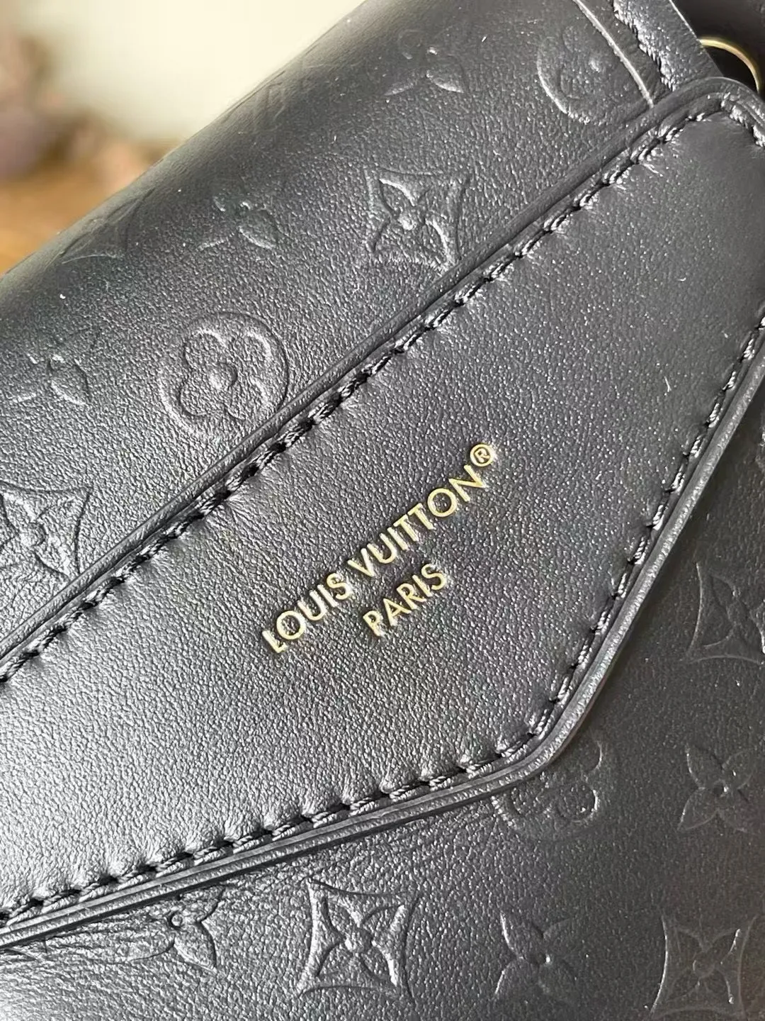 💰1100 (top-grain leather) top original M25554 Odyssee handbag from the 2025 early autumn series, cleverly recalling the Excursion backpack design of the 2024 Cruise early spring series, paying tribute to Louis Vuitton's travel heritage with classic touches. The cowhide leather body is covered with Monogram Bold pattern, and the decorative buckle and detachable chain are exquisite details. The side pocket allows you to easily carry your keys or lipstick. Dimensions: 27 × 17 × 12 cm