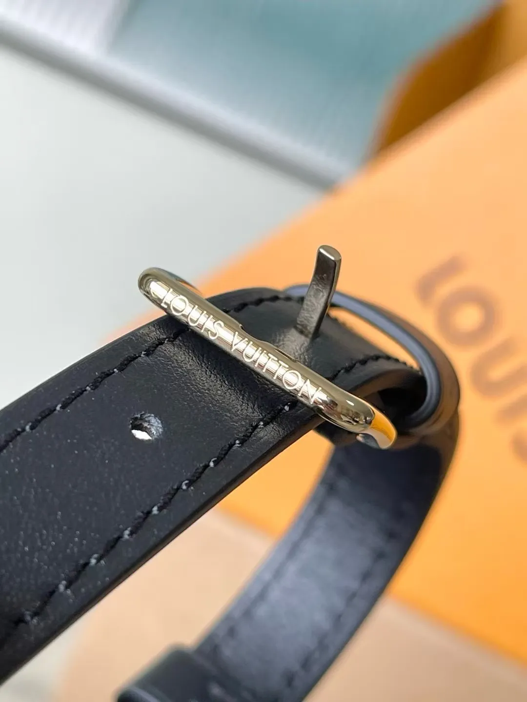 💰1100 (top-grain leather) top original M25554 Odyssee handbag from the 2025 early autumn series, cleverly recalling the Excursion backpack design of the 2024 Cruise early spring series, paying tribute to Louis Vuitton's travel heritage with classic touches. The cowhide leather body is covered with Monogram Bold pattern, and the decorative buckle and detachable chain are exquisite details. The side pocket allows you to easily carry your keys or lipstick. Dimensions: 27 × 17 × 12 cm