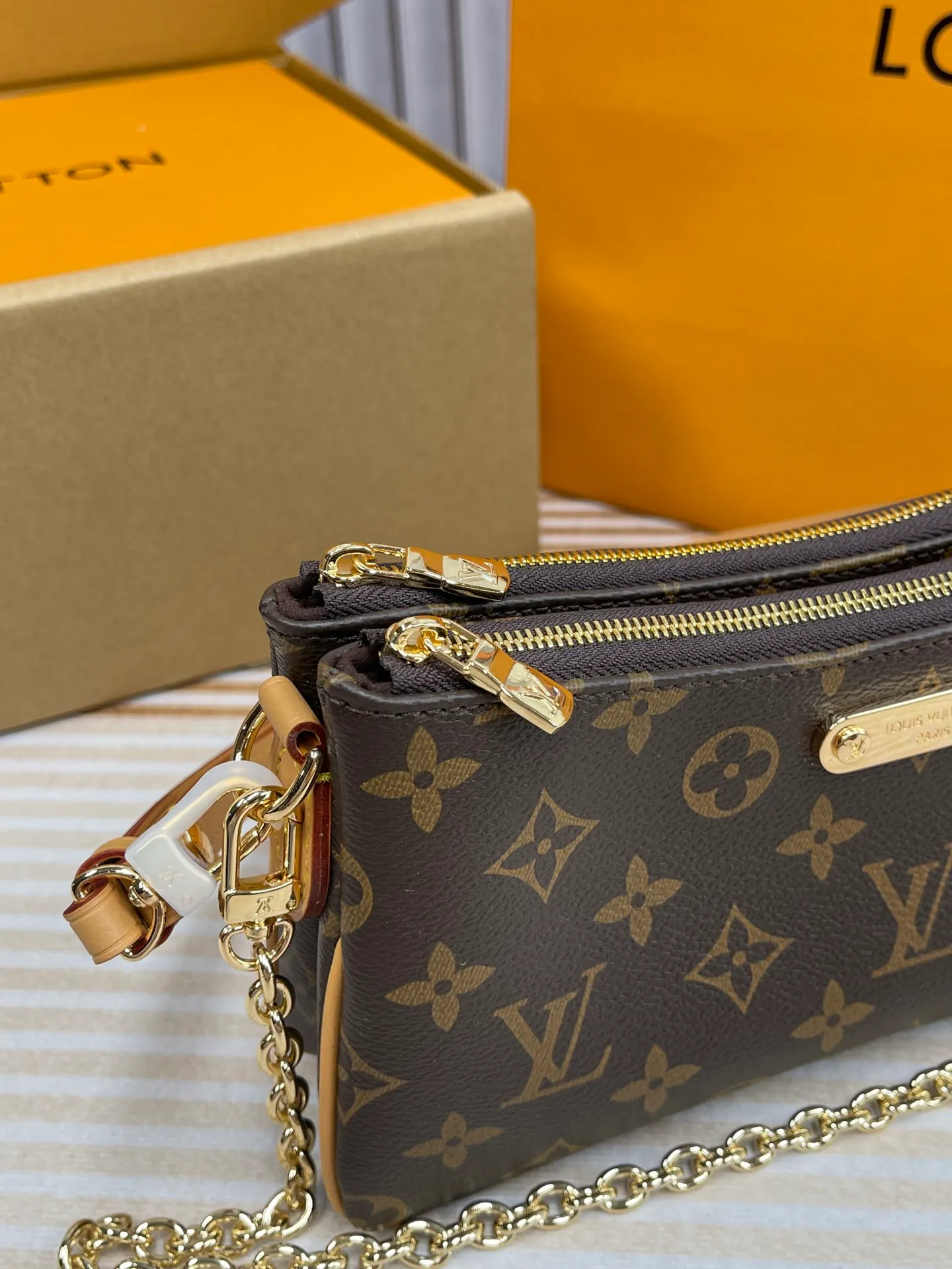 [Upgraded version] P 460¥🌞Upgraded version. High quality. Semi-steel hardware. Comes with a full set of packaging. 🔥Model M83008🌺Liv Pochette is designed with Monogram canvas and can be worn closely under the arm. It comes with a removable gold tone chain and a removable, adjustable double shoulder strap in Louis Vuitton's signature natural cowhide leather. This stylish piece features a secure double zip and is finished with gold-tone engraved panels. 24.5 × 13 × 6.5cm