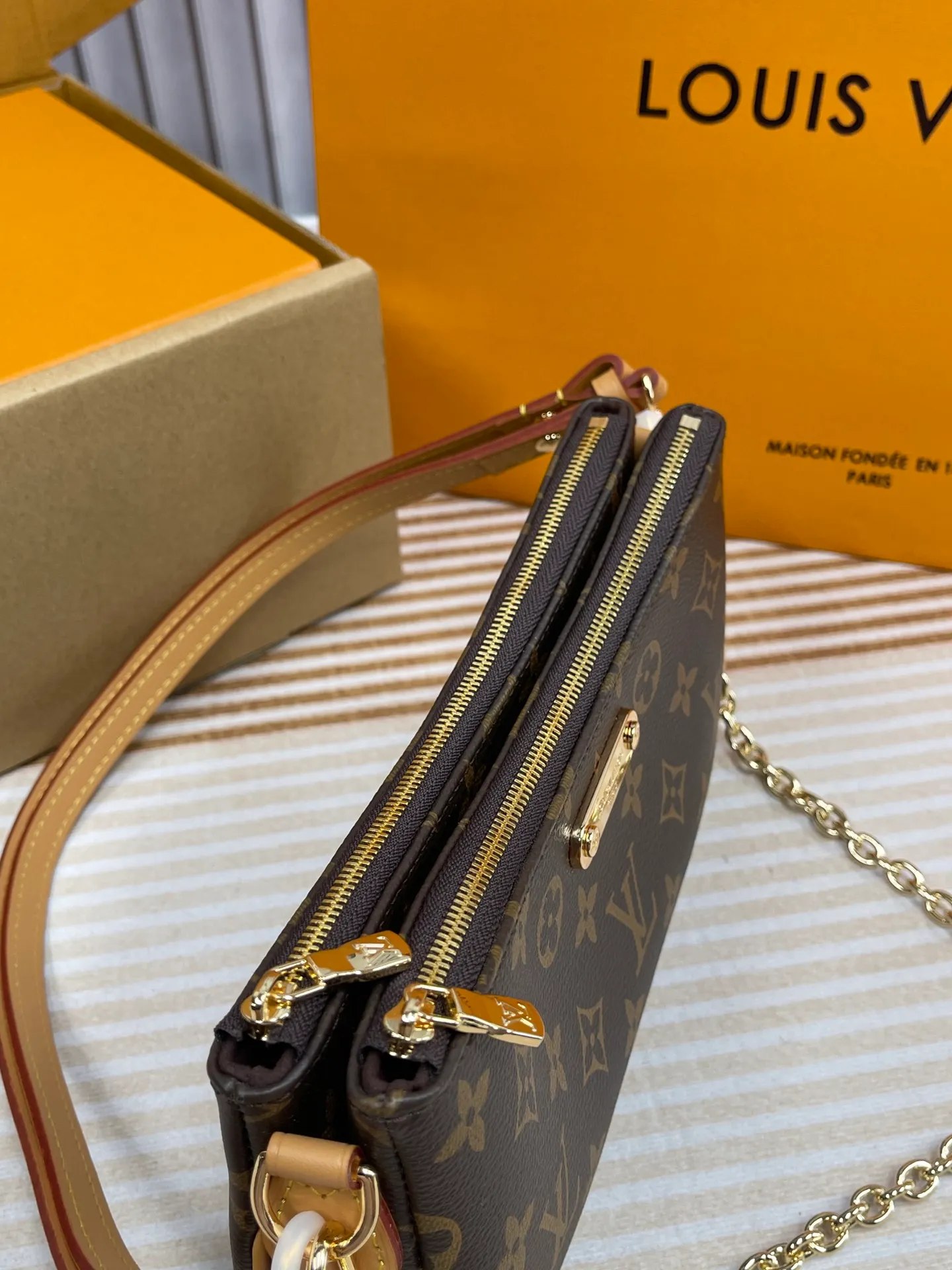 [Upgraded version] P 460¥🌞Upgraded version. High quality. Semi-steel hardware. Comes with a full set of packaging. 🔥Model M83008🌺Liv Pochette is designed with Monogram canvas and can be worn closely under the arm. It comes with a removable gold tone chain and a removable, adjustable double shoulder strap in Louis Vuitton's signature natural cowhide leather. This stylish piece features a secure double zip and is finished with gold-tone engraved panels. 24.5 × 13 × 6.5cm