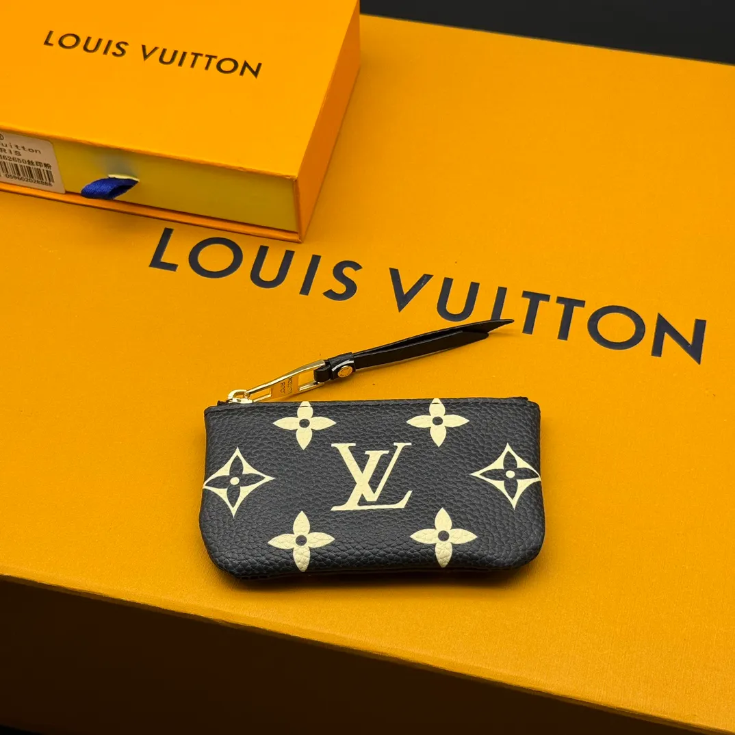 💰110 💎Upgraded from the original version🇫🇷 This Damier small leather bag can hold change and keys, and can be easily put into a handbag or clothing pocket. Key ring, key hook can be hung on the D-ring provided with most Louis Vuitton handbags, zipper closure, Damier canvas texture and embossed calfskin, shiny gold-tone hardware. Model: M82203 M80885 M62650, size: 12x7cm