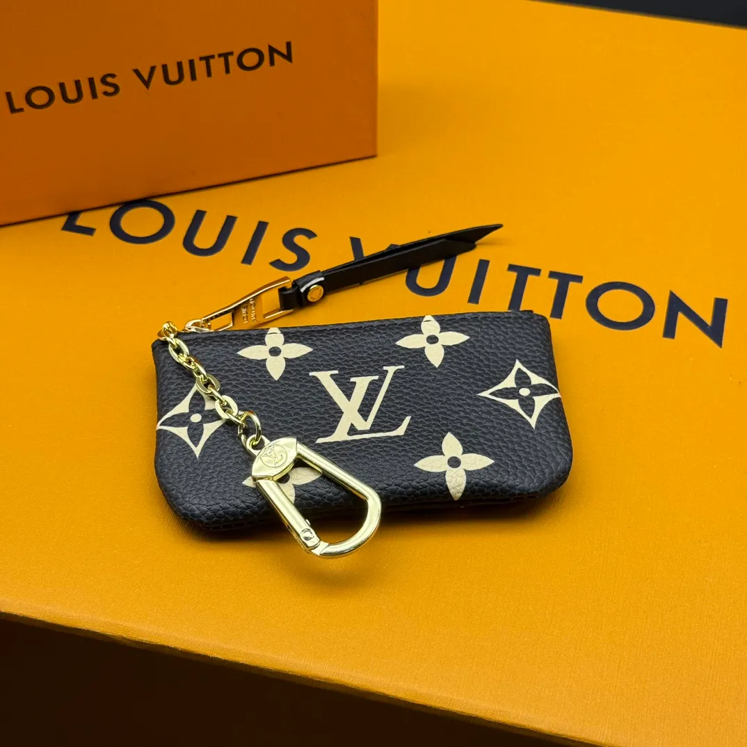 💰110 💎Upgraded from the original version🇫🇷 This Damier small leather bag can hold change and keys, and can be easily put into a handbag or clothing pocket. Key ring, key hook can be hung on the D-ring provided with most Louis Vuitton handbags, zipper closure, Damier canvas texture and embossed calfskin, shiny gold-tone hardware. Model: M82203 M80885 M62650, size: 12x7cm