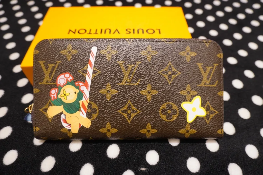 P160💰 60017, 80857, 12223 This LV Charms card holder is from the SnowShow series, incorporating smooth leather trim and festive patterns into the iconic Monogram canvas. The brand mascot Vivienne’s pet dog Petula lives in a corner, and Vivienne decorations and LV flowers complete the exquisite design. Dimensions 19x12x2