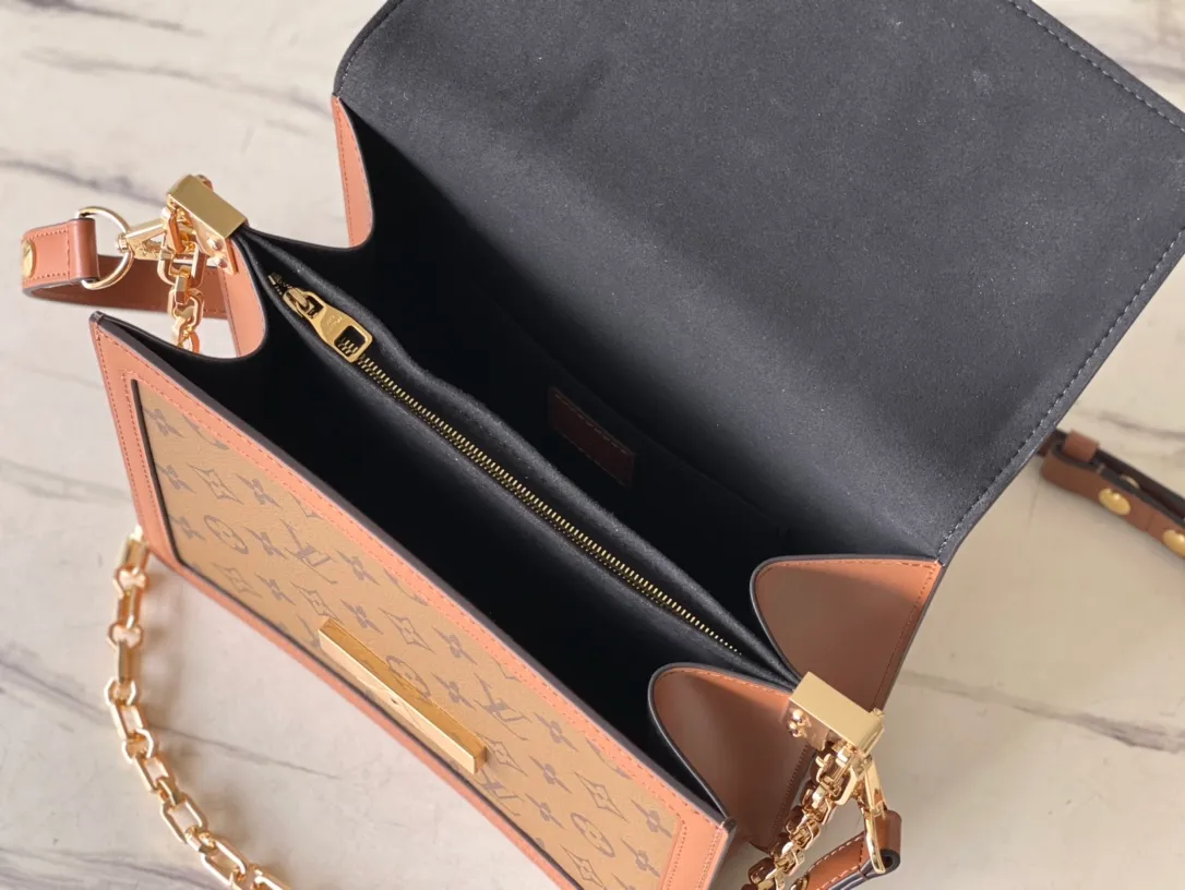 💰880 (Steel Hardware) Top Quality M45958 Medium New work in the classic Dauphine handbag series: from the 2019 early spring series, an improved design by Nicolas Ghesquière, the artistic director of women's wear. Combining Monogram canvas and Monogram Reverse canvas, equipped with chain straps and magnetic buckles, it shows the brand's tradition in a modern style and shows its fashionable endowment. Dimensions: 25 x 17 x 10.5 cm