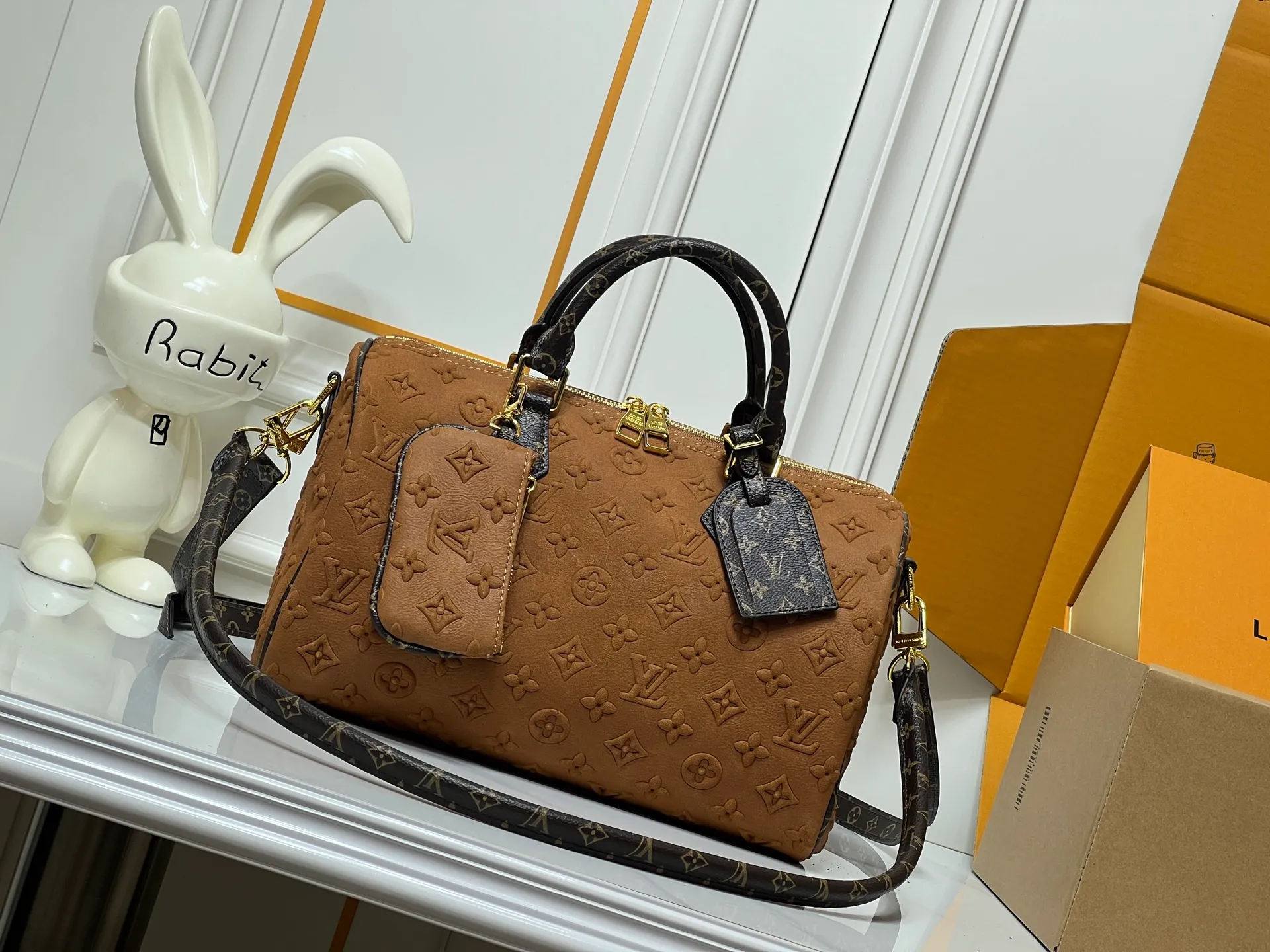 Batch 300💰M15225 M22853 Speedy Bandoulière 30 Handbag A refreshed piece of Louis Vuitton's classic Speedy series, it is crafted from gray embossed leather and is engraved with the brand's iconic Monogram pattern, fully demonstrating the brand's heritage in the texture. Equipped with golden metal accessories, it has a delicate handle and an adjustable shoulder strap, so it can be carried elegantly by hand or worn casually across the body. Built-in detachable coin purse blends practicality and design. From daily commuting to leisure travel, it combines classic bag shapes with modern materials to interpret the balance of French elegance and pragmatism. It is a fashionable item that highlights your individual taste. Dimensions: 30x18x17 cm