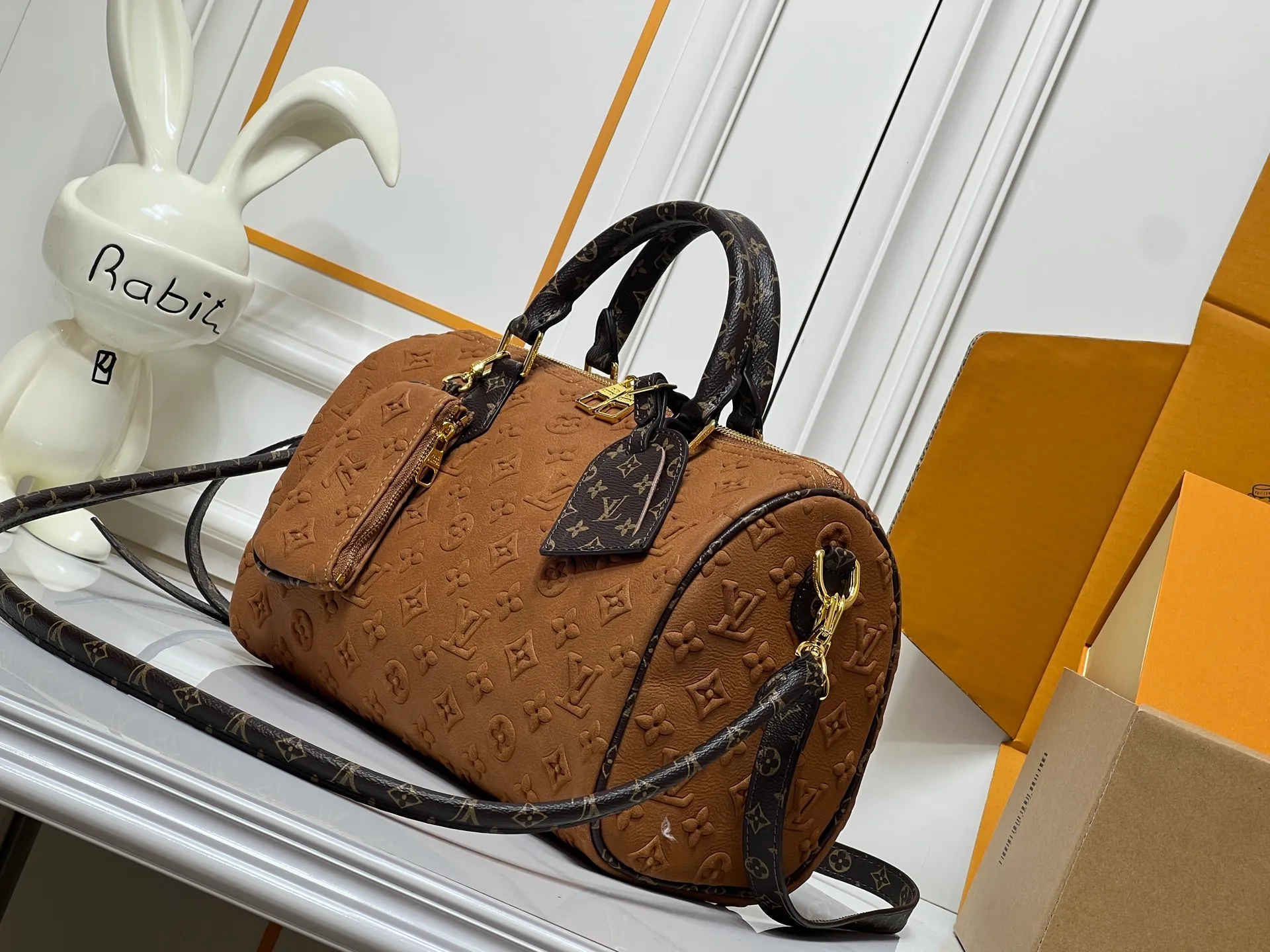 Batch 300💰M15225 M22853 Speedy Bandoulière 30 Handbag A refreshed piece of Louis Vuitton's classic Speedy series, it is crafted from gray embossed leather and is engraved with the brand's iconic Monogram pattern, fully demonstrating the brand's heritage in the texture. Equipped with golden metal accessories, it has a delicate handle and an adjustable shoulder strap, so it can be carried elegantly by hand or worn casually across the body. Built-in detachable coin purse blends practicality and design. From daily commuting to leisure travel, it combines classic bag shapes with modern materials to interpret the balance of French elegance and pragmatism. It is a fashionable item that highlights your individual taste. Dimensions: 30x18x17 cm