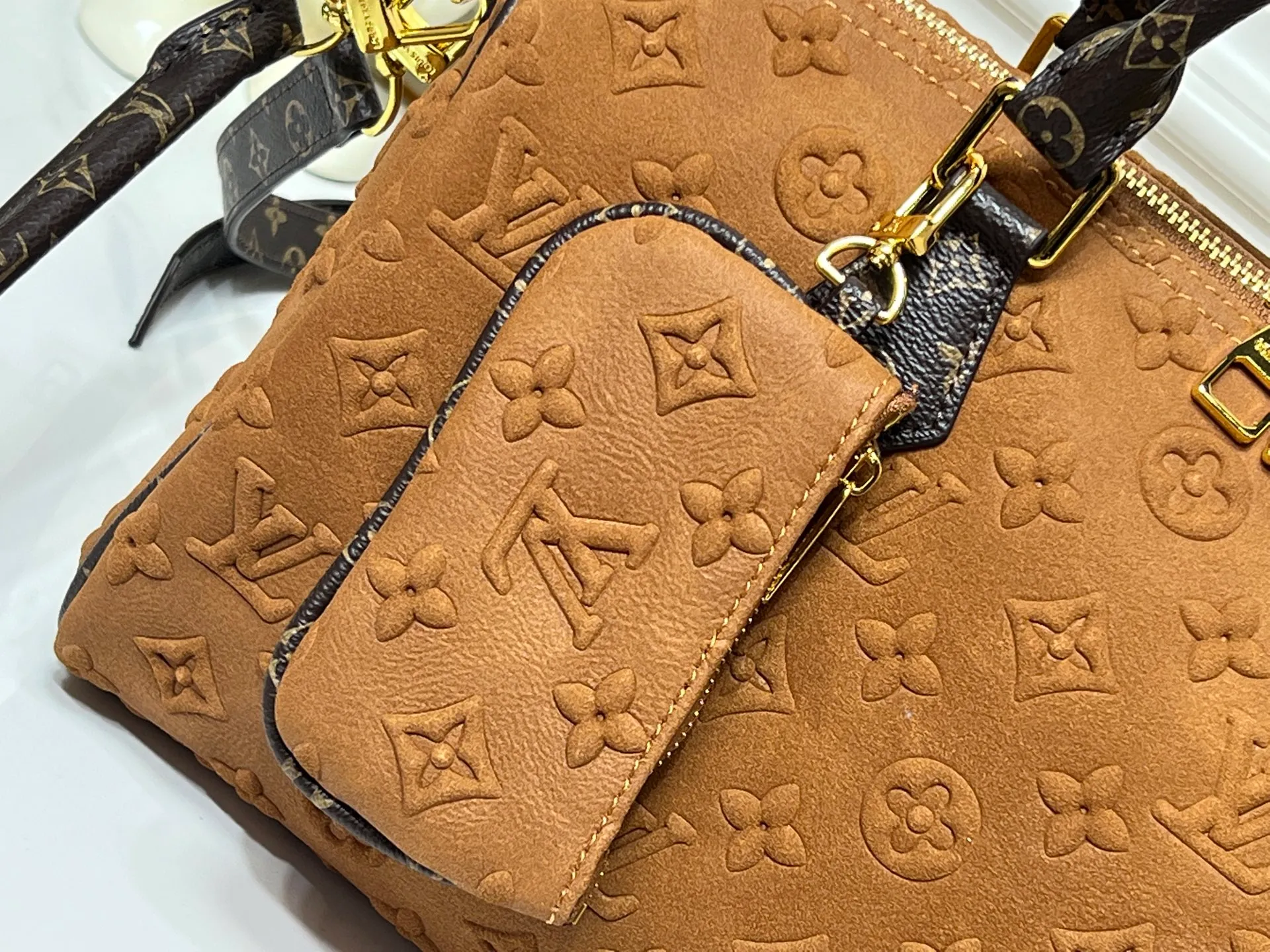 Batch 300💰M15225 M22853 Speedy Bandoulière 30 Handbag A refreshed piece of Louis Vuitton's classic Speedy series, it is crafted from gray embossed leather and is engraved with the brand's iconic Monogram pattern, fully demonstrating the brand's heritage in the texture. Equipped with golden metal accessories, it has a delicate handle and an adjustable shoulder strap, so it can be carried elegantly by hand or worn casually across the body. Built-in detachable coin purse blends practicality and design. From daily commuting to leisure travel, it combines classic bag shapes with modern materials to interpret the balance of French elegance and pragmatism. It is a fashionable item that highlights your individual taste. Dimensions: 30x18x17 cm