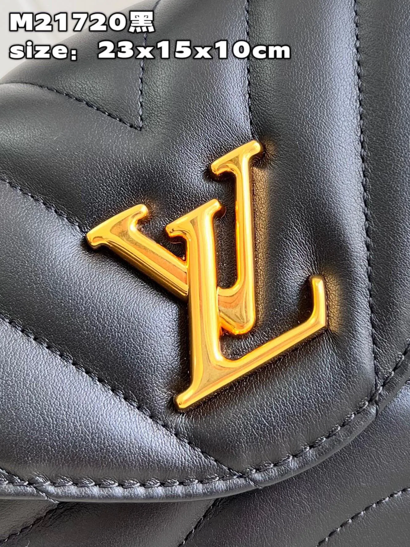 💰1160 (top layer leather) top quality original M21720 off-white. This Hold Me handbag is a new product of Louis Vuitton's iconic New Wave quilted leather goods series. It has an exquisite shape and is comfortable to carry. The body is smooth to the touch and fastened with an elegant LV metal buckle. The removable and adjustable leather strap enhances the bag's ease of wear. size：23x15x10cm