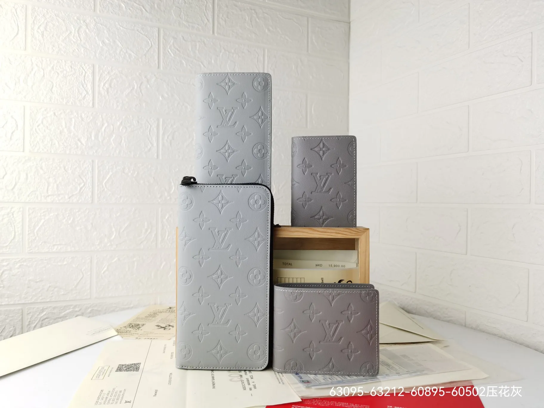 P140💰Top original version💎【Real shot, own background】M63212 embossed gray, this Brazza wallet is made of Monogram Shadow leather to give it a tough look. The soft cowhide leather is embossed with Louis Vuitton's signature Monogram pattern and has compartments, coin pockets and card slots to hold banknotes and receipts. 62665 Size: 10*19*2