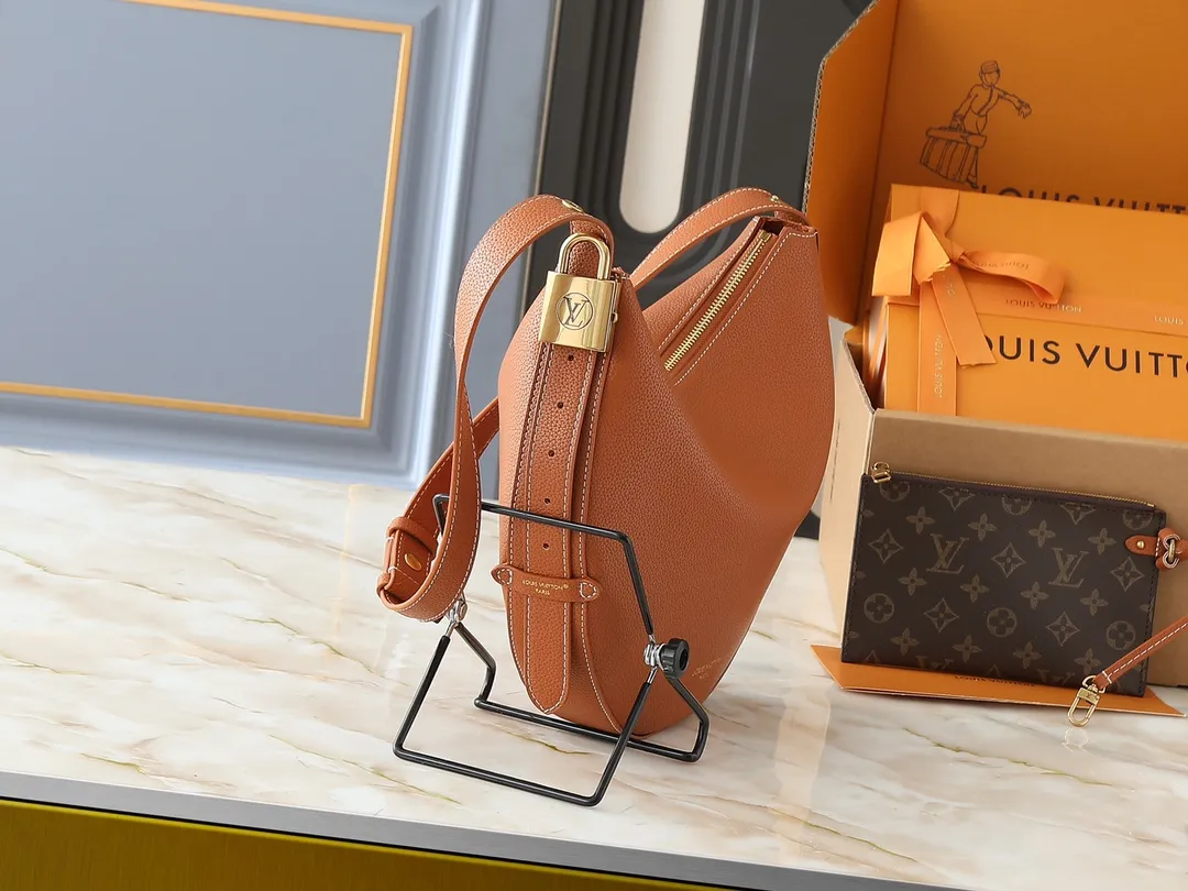 💰280💰Upgraded from the original M14417 M14642 M14635 Louis Vuitton launches the Low Key Cookie medium handbag, highlighting the brand's heritage and exquisite craftsmanship with its elegant design. The soft cow leather will develop a unique color over time, and the distressed metal padlock and removable Monogram storage bag are rich details, allowing you to switch to multiple carrying methods at will. Dimensions: 32.0 x 26.0 x 5.0 cm (length x height x width)