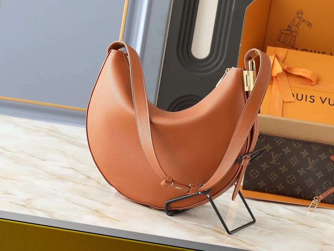💰280💰Upgraded from the original M14417 M14642 M14635 Louis Vuitton launches the Low Key Cookie medium handbag, highlighting the brand's heritage and exquisite craftsmanship with its elegant design. The soft cow leather will develop a unique color over time, and the distressed metal padlock and removable Monogram storage bag are rich details, allowing you to switch to multiple carrying methods at will. Dimensions: 32.0 x 26.0 x 5.0 cm (length x height x width)