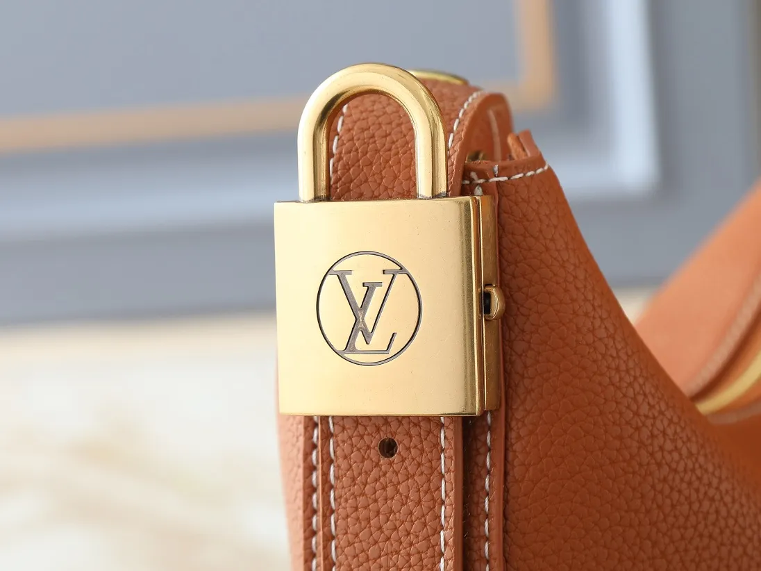 💰280💰Upgraded from the original M14417 M14642 M14635 Louis Vuitton launches the Low Key Cookie medium handbag, highlighting the brand's heritage and exquisite craftsmanship with its elegant design. The soft cow leather will develop a unique color over time, and the distressed metal padlock and removable Monogram storage bag are rich details, allowing you to switch to multiple carrying methods at will. Dimensions: 32.0 x 26.0 x 5.0 cm (length x height x width)