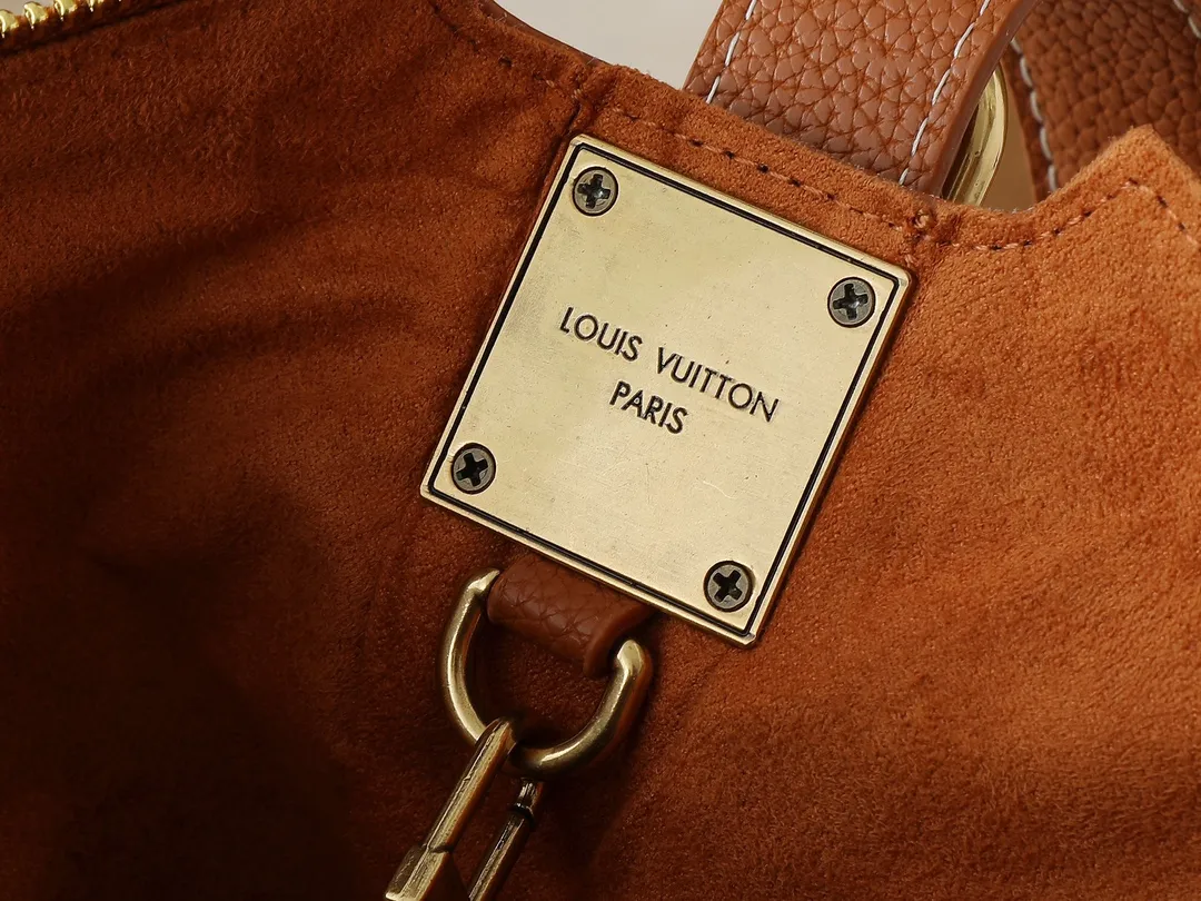 💰280💰Upgraded from the original M14417 M14642 M14635 Louis Vuitton launches the Low Key Cookie medium handbag, highlighting the brand's heritage and exquisite craftsmanship with its elegant design. The soft cow leather will develop a unique color over time, and the distressed metal padlock and removable Monogram storage bag are rich details, allowing you to switch to multiple carrying methods at will. Dimensions: 32.0 x 26.0 x 5.0 cm (length x height x width)
