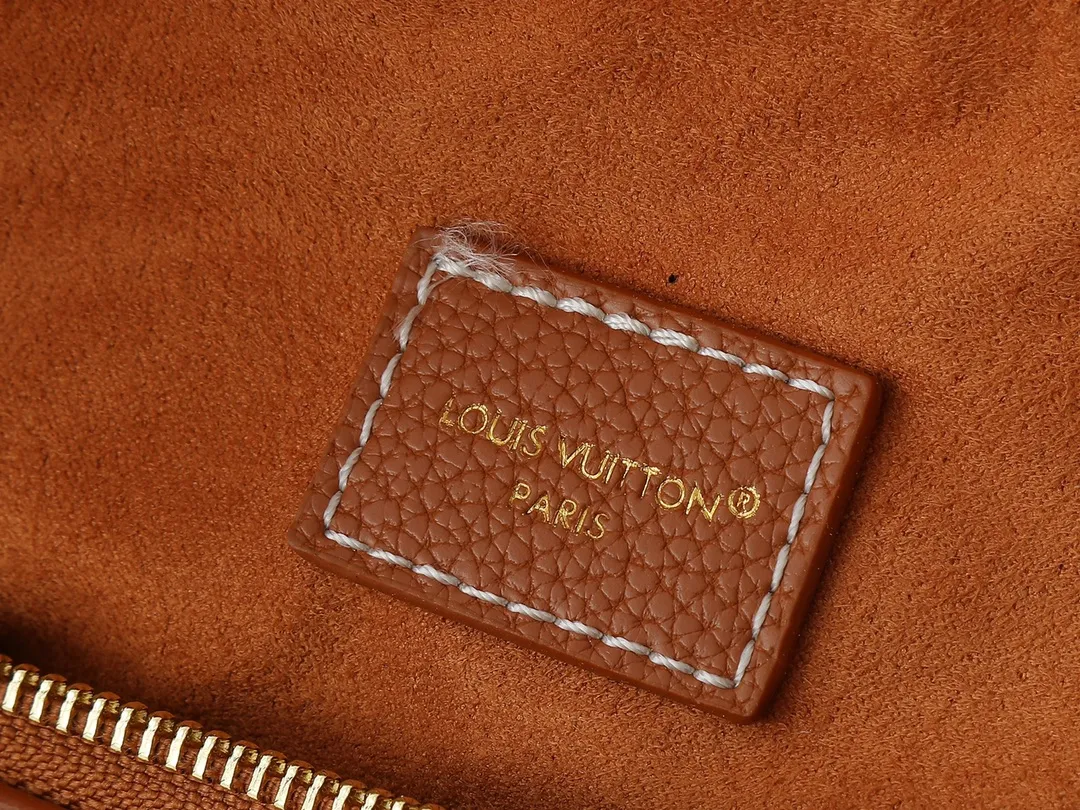 💰280💰Upgraded from the original M14417 M14642 M14635 Louis Vuitton launches the Low Key Cookie medium handbag, highlighting the brand's heritage and exquisite craftsmanship with its elegant design. The soft cow leather will develop a unique color over time, and the distressed metal padlock and removable Monogram storage bag are rich details, allowing you to switch to multiple carrying methods at will. Dimensions: 32.0 x 26.0 x 5.0 cm (length x height x width)