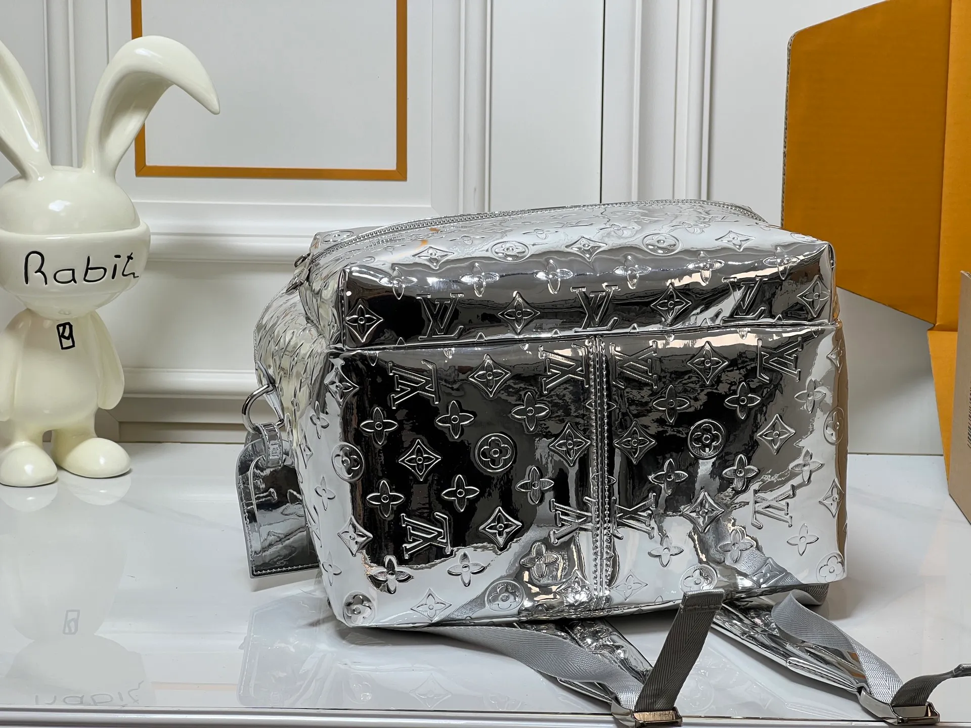 ￥340 Mirror Silver Backpack LV Men’s Discovery Mirror Backpack The Iv Men’s Discovery Backpack I picked up recently, the item number is M43186 43408 A. It has a large capacity and can fit a small notebook.  It is unisex and looks good on girls’ backs too.  ★A relatively low-key model, you can carry it to work, commuting and out for fun. ★Very practical. If boys don’t like to carry bags, this backpack is a very good choice. Practical men’s bag recommended 30 38cm