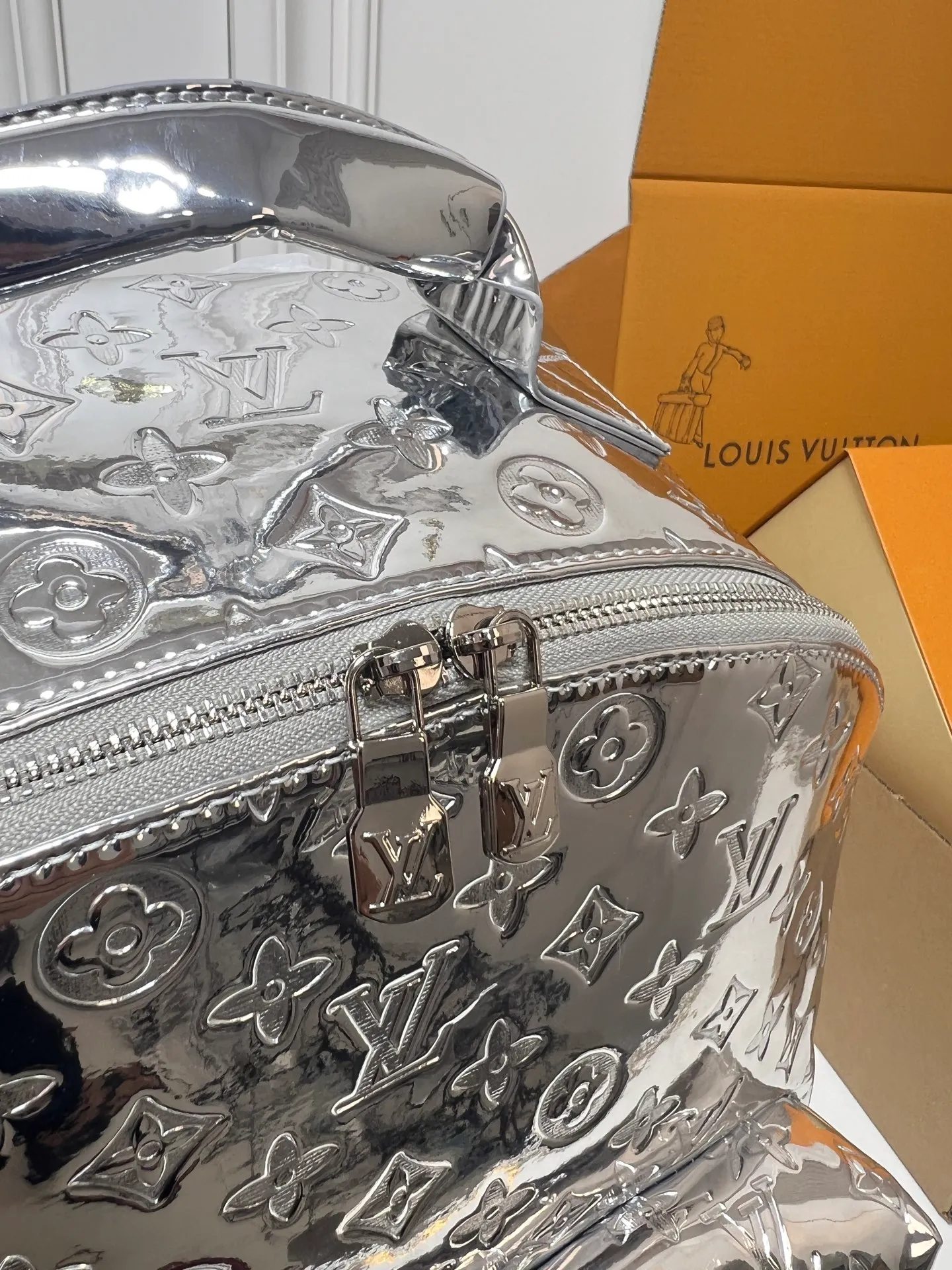 ￥340 Mirror Silver Backpack LV Men’s Discovery Mirror Backpack The Iv Men’s Discovery Backpack I picked up recently, the item number is M43186 43408 A. It has a large capacity and can fit a small notebook.  It is unisex and looks good on girls’ backs too.  ★A relatively low-key model, you can carry it to work, commuting and out for fun. ★Very practical. If boys don’t like to carry bags, this backpack is a very good choice. Practical men’s bag recommended 30 38cm