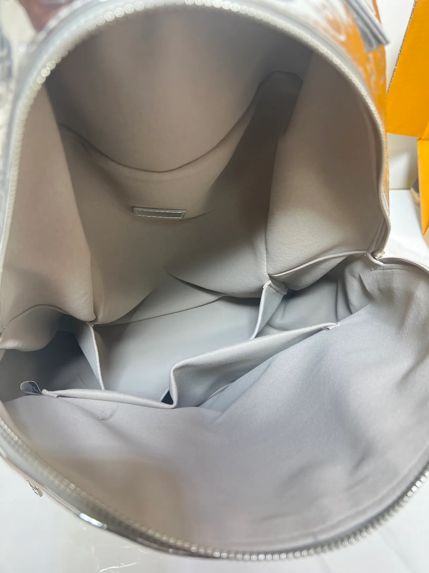 ￥340 Mirror Silver Backpack LV Men’s Discovery Mirror Backpack The Iv Men’s Discovery Backpack I picked up recently, the item number is M43186 43408 A. It has a large capacity and can fit a small notebook.  It is unisex and looks good on girls’ backs too.  ★A relatively low-key model, you can carry it to work, commuting and out for fun. ★Very practical. If boys don’t like to carry bags, this backpack is a very good choice. Practical men’s bag recommended 30 38cm