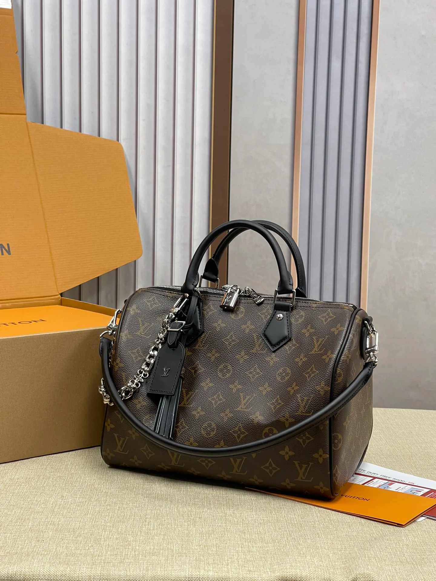 [Upgraded version] P580¥ Upgraded version·High quality·Packaged in a gift box🎁New pillow at the counter🌼Model M12243🔥Speedy Soft 30 Crafty handbag accompanies your journey with comfort. The Monogram coated canvas brings a soft texture, the leather lining and key bag are integrated with eye-catching touches, and the boarding pass and hard case decoration highlight the playfulness. An interior zippered pocket keeps your passport and other important items secure, and the Toron handle adds a gorgeous touch. 21 x 17 x 30 cm (height x width x length)