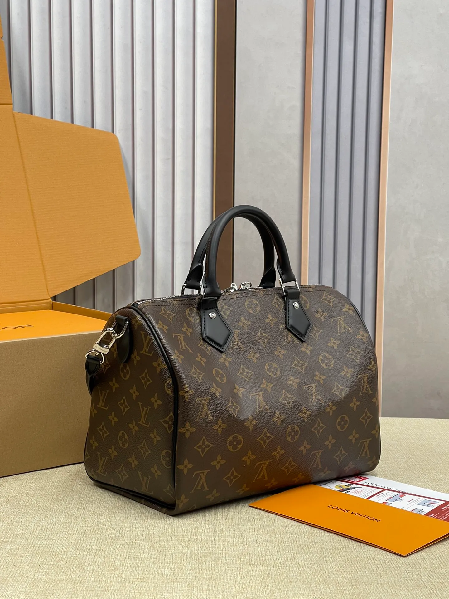 [Upgraded version] P580¥ Upgraded version·High quality·Packaged in a gift box🎁New pillow at the counter🌼Model M12243🔥Speedy Soft 30 Crafty handbag accompanies your journey with comfort. The Monogram coated canvas brings a soft texture, the leather lining and key bag are integrated with eye-catching touches, and the boarding pass and hard case decoration highlight the playfulness. An interior zippered pocket keeps your passport and other important items secure, and the Toron handle adds a gorgeous touch. 21 x 17 x 30 cm (height x width x length)