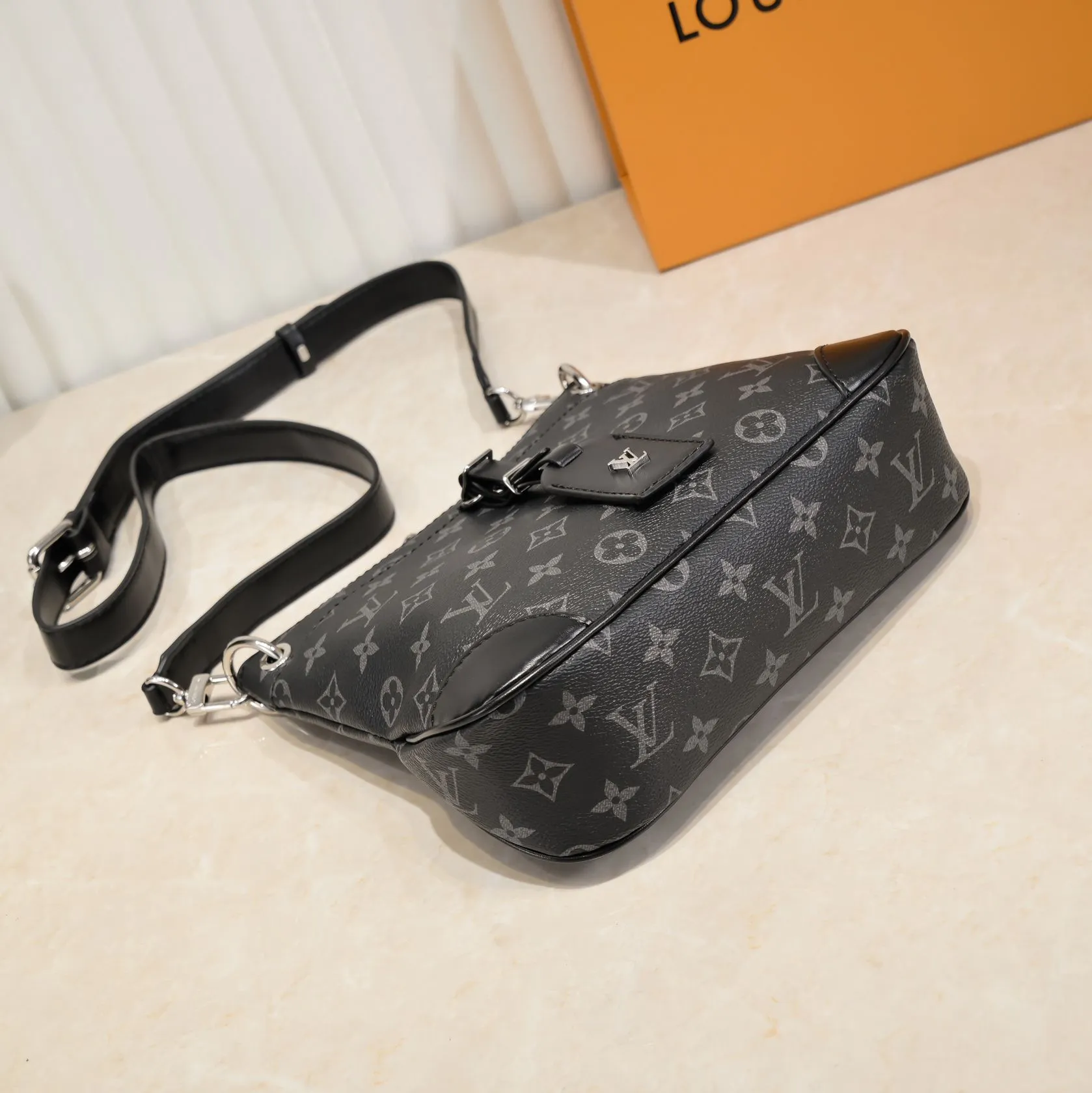 💰Large 300💰💰Small 280💰Upgraded from the original M45353 M45354 M45355 A new Odeon medium and small handbag is launched in the autumn and winter of 2020, using Monogram canvas and reinforced leather corners to convey a retro feel. The adjustable shoulder strap makes it easy to carry on the shoulder or across the body, and the zipper allows easy access to your belongings. Monogram coated canvas Semi-distressed vegetable tanned leather Natural cowhide and colorful cowhide trim Textile lining Metal hardware Leather corners Shoulder strap loops Double zip closure External patch pocket with magnetic closure