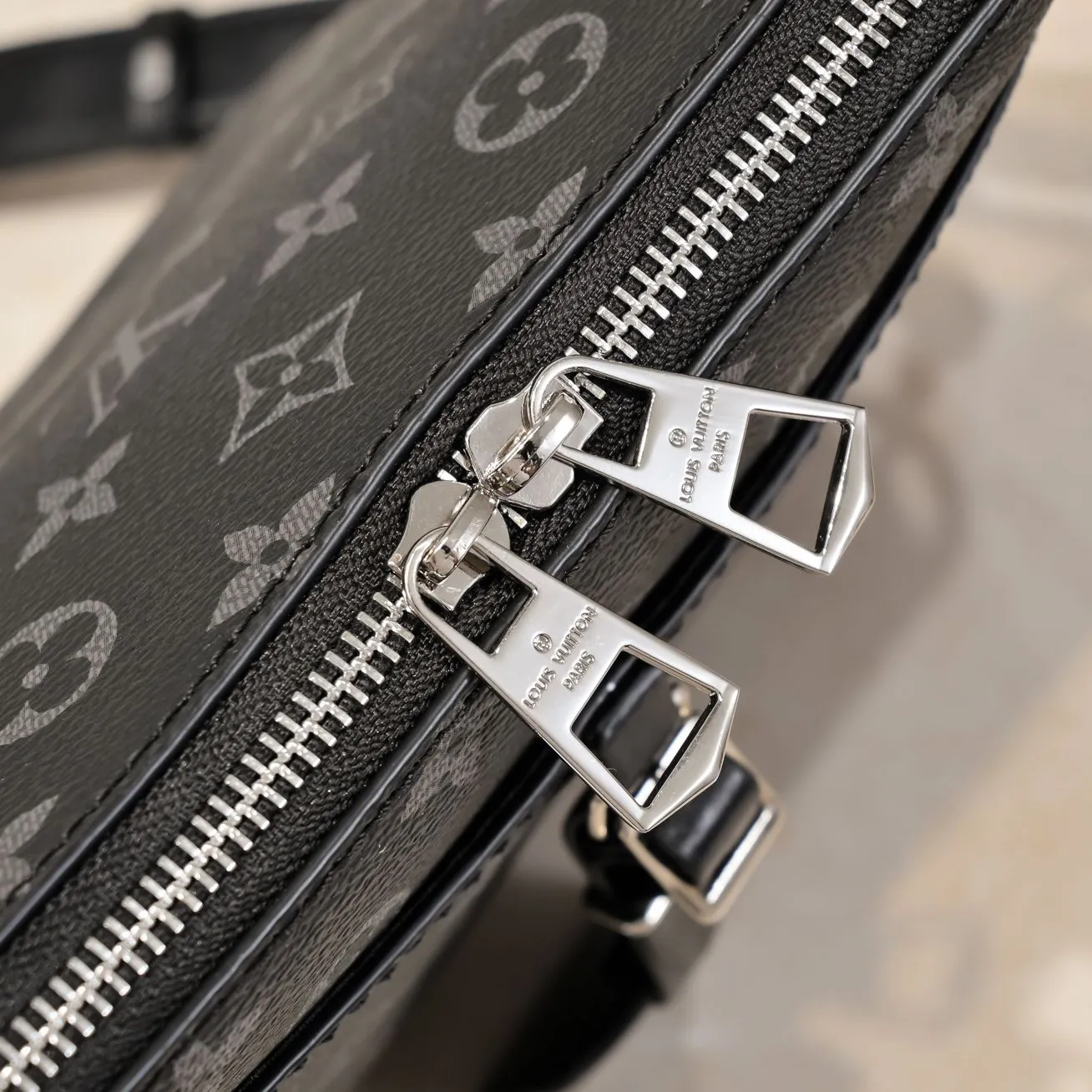 💰Large 300💰💰Small 280💰Upgraded from the original M45353 M45354 M45355 A new Odeon medium and small handbag is launched in the autumn and winter of 2020, using Monogram canvas and reinforced leather corners to convey a retro feel. The adjustable shoulder strap makes it easy to carry on the shoulder or across the body, and the zipper allows easy access to your belongings. Monogram coated canvas Semi-distressed vegetable tanned leather Natural cowhide and colorful cowhide trim Textile lining Metal hardware Leather corners Shoulder strap loops Double zip closure External patch pocket with magnetic closure