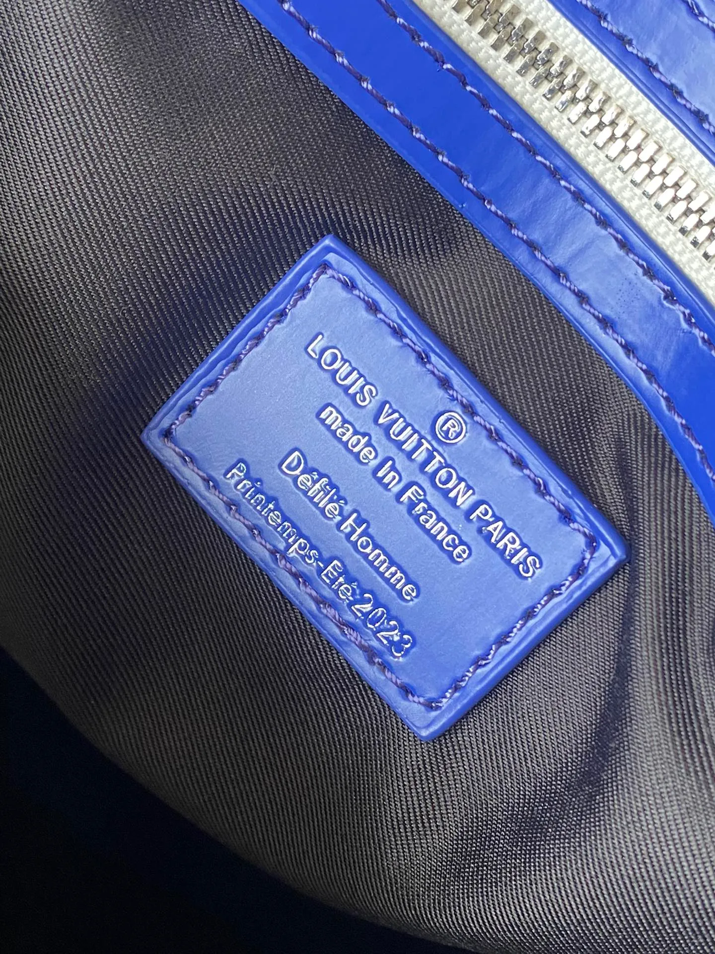 💰1480 Top Original Order M23160 This Keepall Bandouliere45 travel bag combines Monogram coated canvas and cow leather, injecting fashion into the LV Portrait series. The abstract splicing on the Monogram pattern forms a mysterious face outline, and the eye-shaped leather patches on the front and rear enhance the three-dimensional look. Dimensions: 45 × 27 × 20 cm