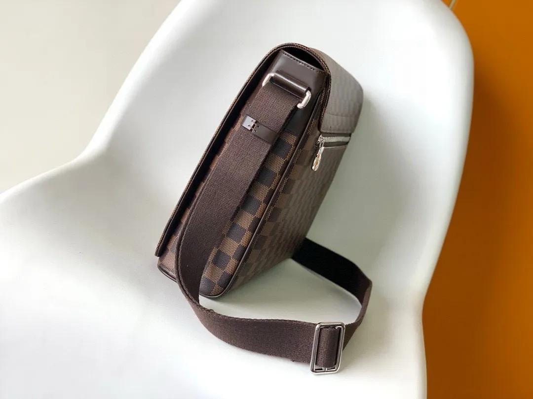 💰800 Top original order N41029 Black Check N41032 Feige counter new men's crossbody bag, first-class quality, perfect pk counter DistrictC medium handbag's large capacity and multi-pocket design can accommodate A4 size documents, iPads and other items, making it an ideal choice for urban men. Gorgeous Damier Ebène canvas completes it all-steel laser hardware. Size: 33*29*8cm