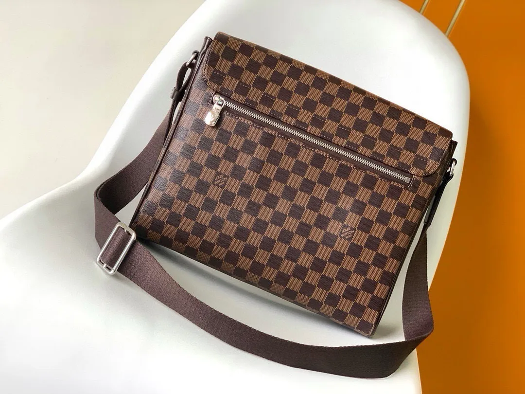 💰800 Top original order N41029 Black Check N41032 Feige counter new men's crossbody bag, first-class quality, perfect pk counter DistrictC medium handbag's large capacity and multi-pocket design can accommodate A4 size documents, iPads and other items, making it an ideal choice for urban men. Gorgeous Damier Ebène canvas completes it all-steel laser hardware. Size: 33*29*8cm