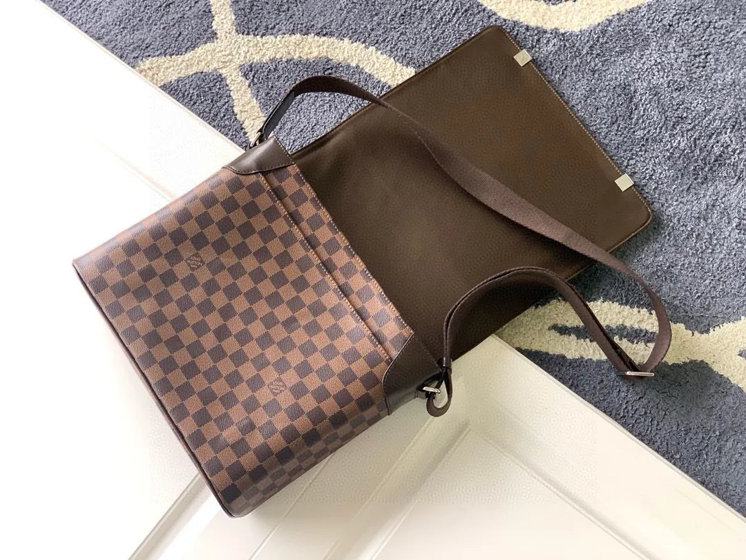 💰800 Top original order N41029 Black Check N41032 Feige counter new men's crossbody bag, first-class quality, perfect pk counter DistrictC medium handbag's large capacity and multi-pocket design can accommodate A4 size documents, iPads and other items, making it an ideal choice for urban men. Gorgeous Damier Ebène canvas completes it all-steel laser hardware. Size: 33*29*8cm