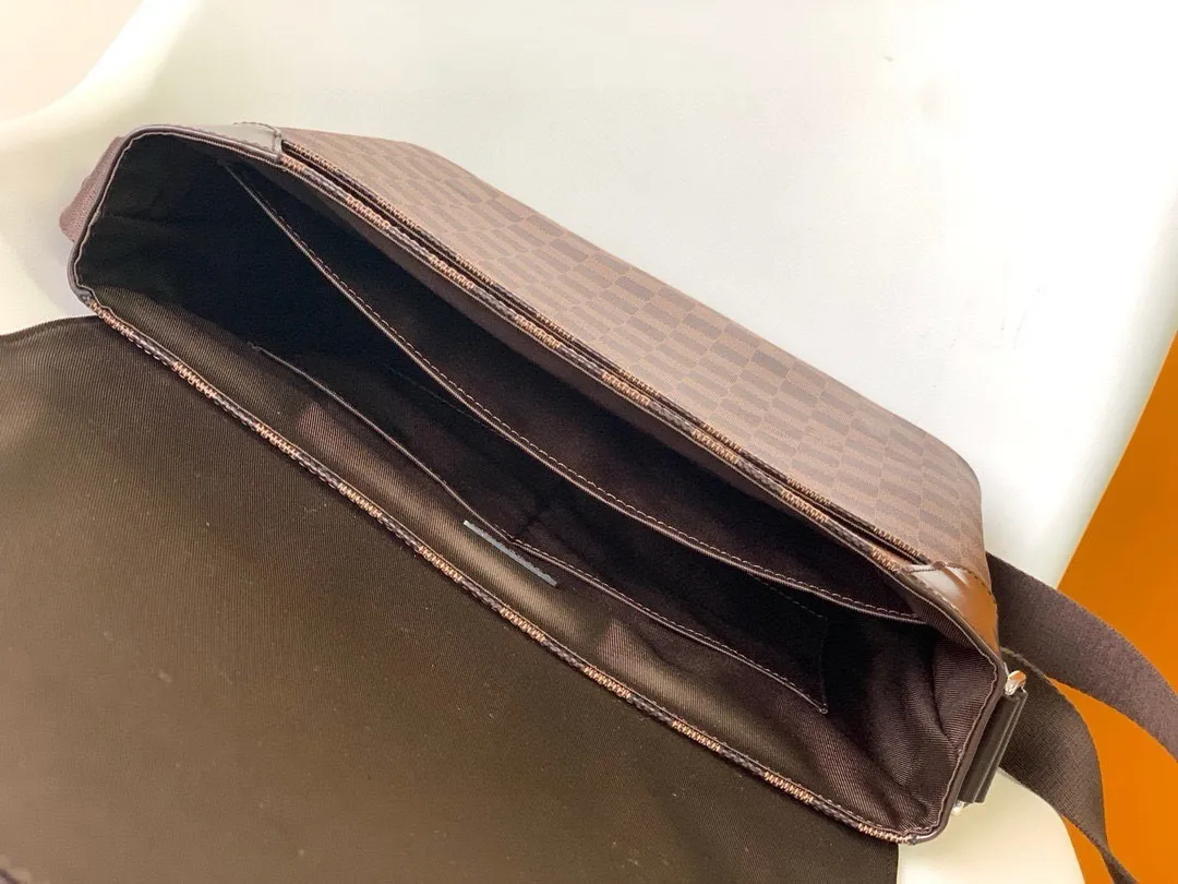 💰800 Top original order N41029 Black Check N41032 Feige counter new men's crossbody bag, first-class quality, perfect pk counter DistrictC medium handbag's large capacity and multi-pocket design can accommodate A4 size documents, iPads and other items, making it an ideal choice for urban men. Gorgeous Damier Ebène canvas completes it all-steel laser hardware. Size: 33*29*8cm