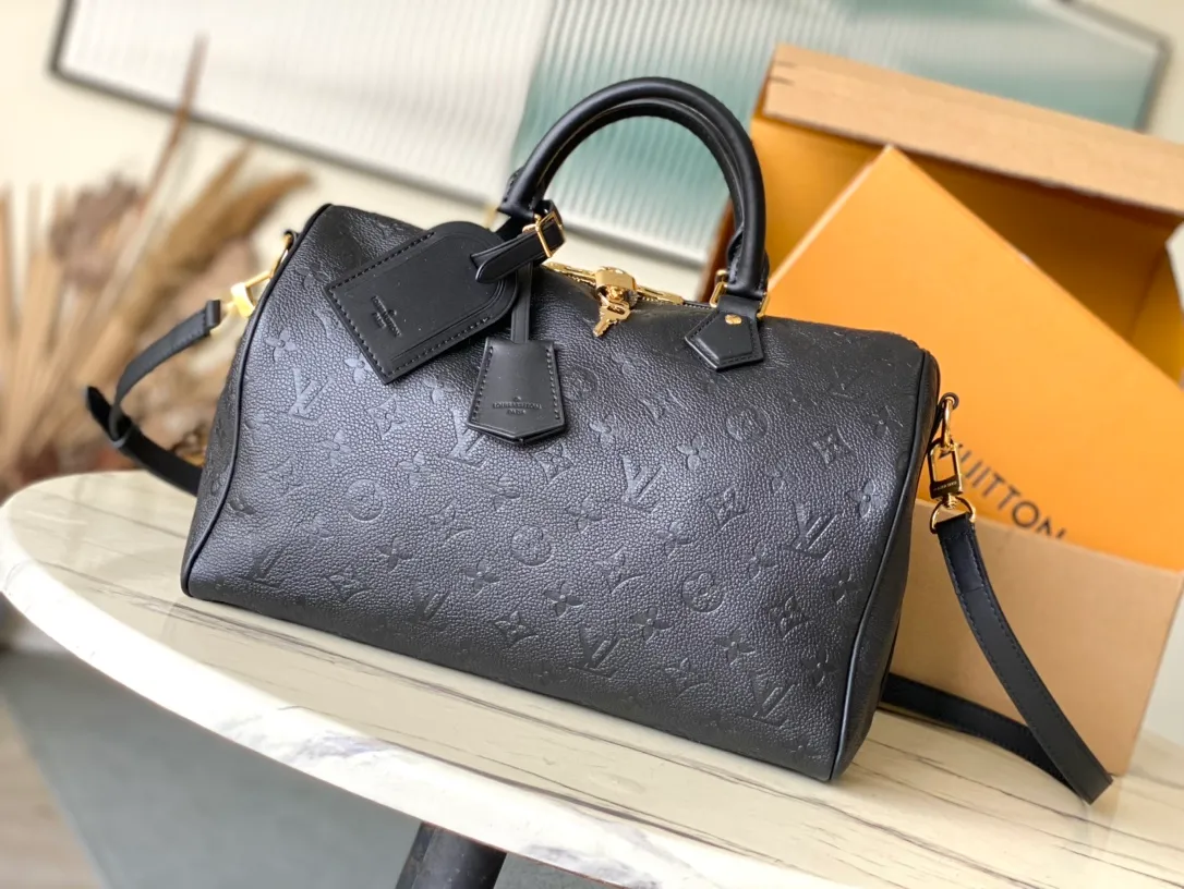 💰1200 (top layer leather) top original order M47186 black This Speedy Soft30 handbag renews the classic design of the Speedy handbag, using Monogram Empreinte leather and suede cow leather lining to create a light and soft structure. Whether carried by hand, cross-body or shoulder, you can create a trendy look. Dimensions: 21 × 17 × 30 cm