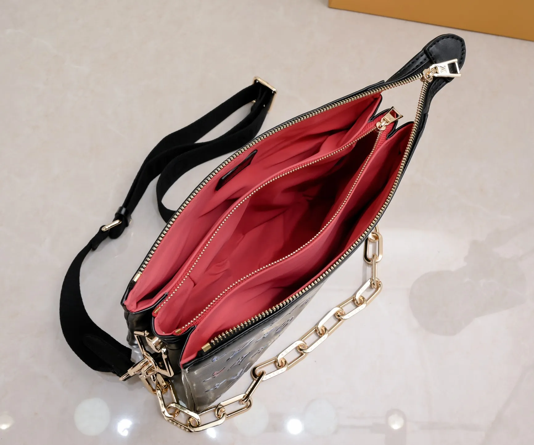 ¥340💰 Exclusive real shot-upgraded version ‼ ️ M21353 color printing 57790 This small Coussin handbag is made of Monogram embossed sheep leather, and the floral pattern is cleverly integrated into the LV letters and Monogram flowers. The chunky chain makes it easy to carry over the shoulder, and the wide adjustable fabric strap makes it easy to wear cross-body. Dimensions: 26.0 x 20.0 x 12.0 cm (length x height x width)