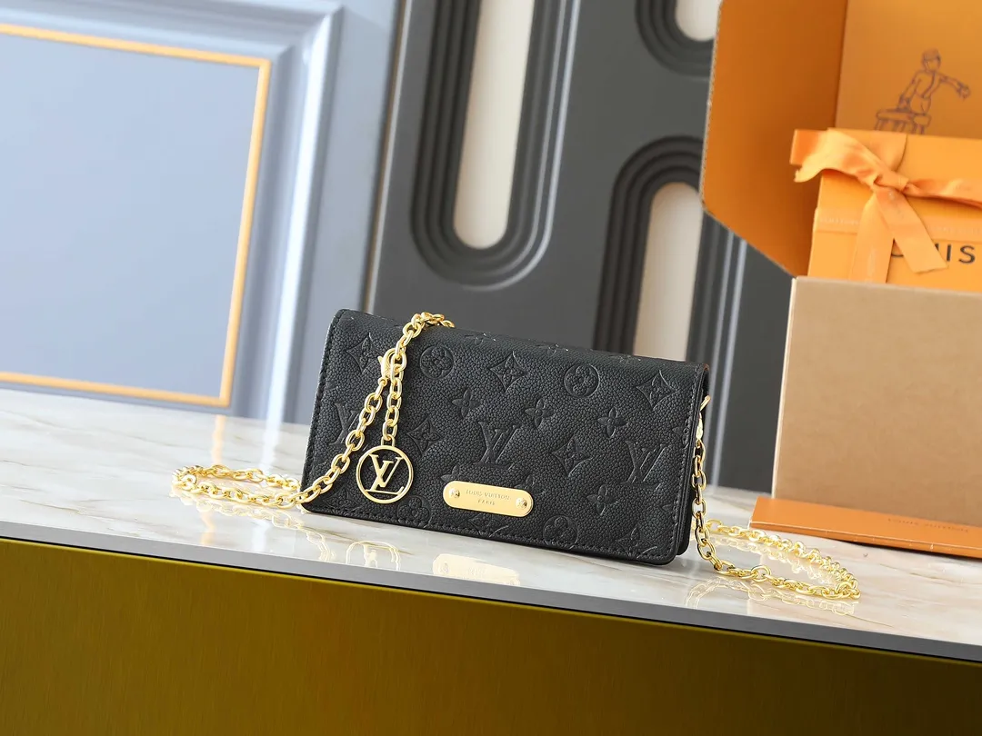 💰200💰Upgraded from the original M83233 Wallet On Chain Metis, made of grained Monogram Empreinte leather with the brand's Monogram pattern embossed on it. The appearance has a distinctive trapezoidal design, the front flap is fixed with an S-lock, and the full leather embossed chain cover woc shoulder bag is inherited from the classic Louis Vuitton suitcase. Detachable chain allows for cross-body wear. Dimensions: 22.0 x 15.0 x 5.5 cm
