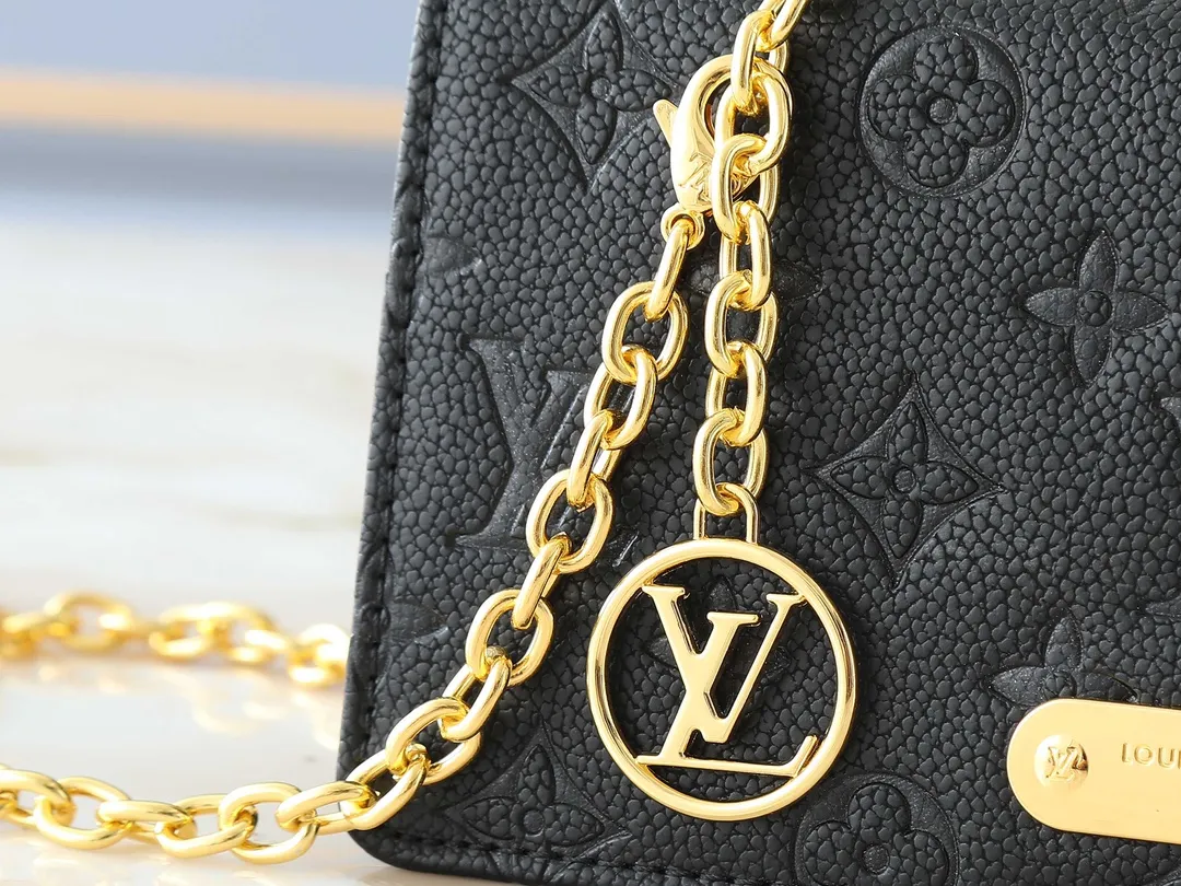 💰200💰Upgraded from the original M83233 Wallet On Chain Metis, made of grained Monogram Empreinte leather with the brand's Monogram pattern embossed on it. The appearance has a distinctive trapezoidal design, the front flap is fixed with an S-lock, and the full leather embossed chain cover woc shoulder bag is inherited from the classic Louis Vuitton suitcase. Detachable chain allows for cross-body wear. Dimensions: 22.0 x 15.0 x 5.5 cm