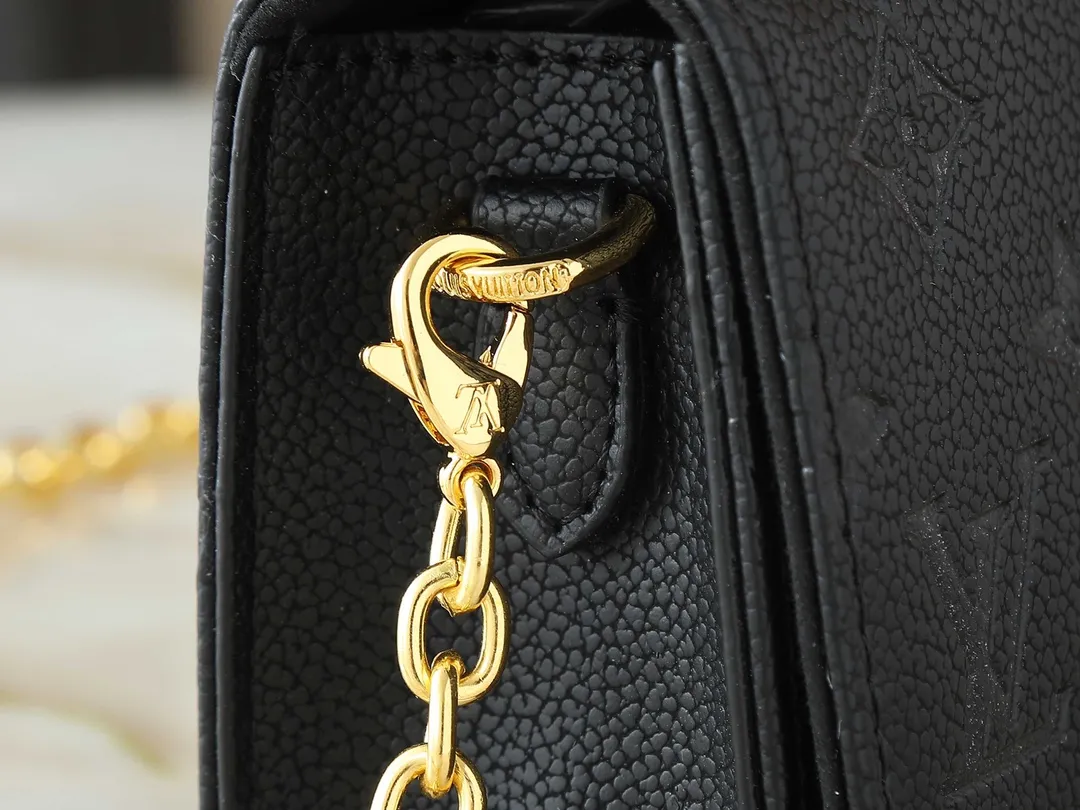 💰200💰Upgraded from the original M83233 Wallet On Chain Metis, made of grained Monogram Empreinte leather with the brand's Monogram pattern embossed on it. The appearance has a distinctive trapezoidal design, the front flap is fixed with an S-lock, and the full leather embossed chain cover woc shoulder bag is inherited from the classic Louis Vuitton suitcase. Detachable chain allows for cross-body wear. Dimensions: 22.0 x 15.0 x 5.5 cm