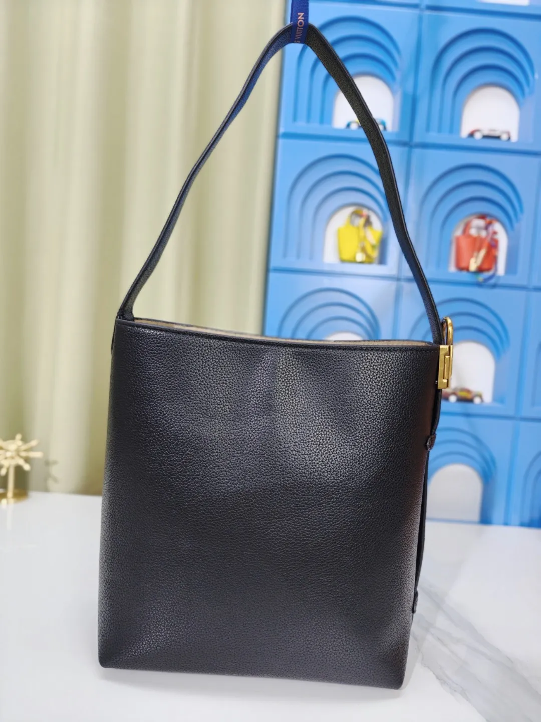 P large 280 💰 small 260 💰 Upgraded original (imitation original) m24988 m24974 m24856 m25022 m25352 m125353m25354 This lowkey hobo handbag is made of smooth cow leather with a surface cow leather lining. It can accommodate short wallets, large smartphones, keys and other small items. The shoulder strap is adjustable with a padlock buckle, and the removable monogram canvas zippered interior pocket provides neat storage. Size: large 31.0x35.0x18.0 cm (length x height x width), small 24.0x28.0x16.0 cm (length x height x width)