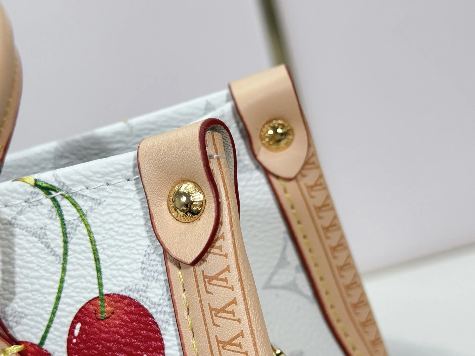 P300 upgraded original M13079 M45495 M45659 M44571 The Louis Vuitton x Murakami reissue series interprets the OnTheGo small handbag in a smart way. The colorful Monogram canvas body, cowhide leather trim and LV x TM key bag highlight the sophisticated style. The shiny corners recall the design of traditional Louis Vuitton luggage, and the shoulder strap and top handle allow for multiple carrying methods. Dimensions: 25.0 x 19.0 x 11.5 cm (length x height x width)