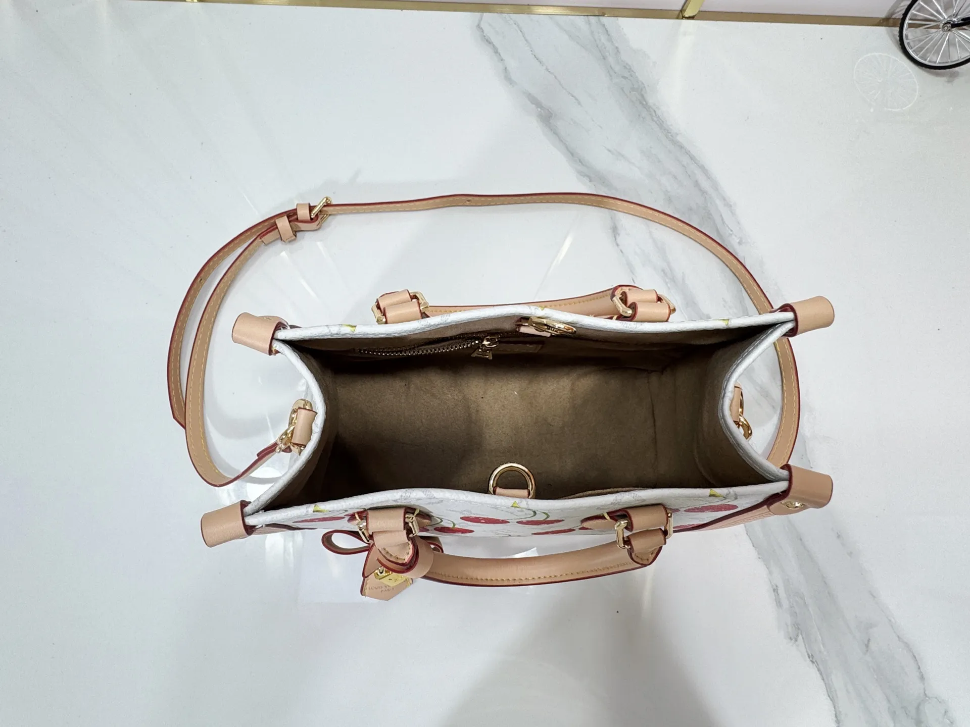 P300 upgraded original M13079 M45495 M45659 M44571 The Louis Vuitton x Murakami reissue series interprets the OnTheGo small handbag in a smart way. The colorful Monogram canvas body, cowhide leather trim and LV x TM key bag highlight the sophisticated style. The shiny corners recall the design of traditional Louis Vuitton luggage, and the shoulder strap and top handle allow for multiple carrying methods. Dimensions: 25.0 x 19.0 x 11.5 cm (length x height x width)