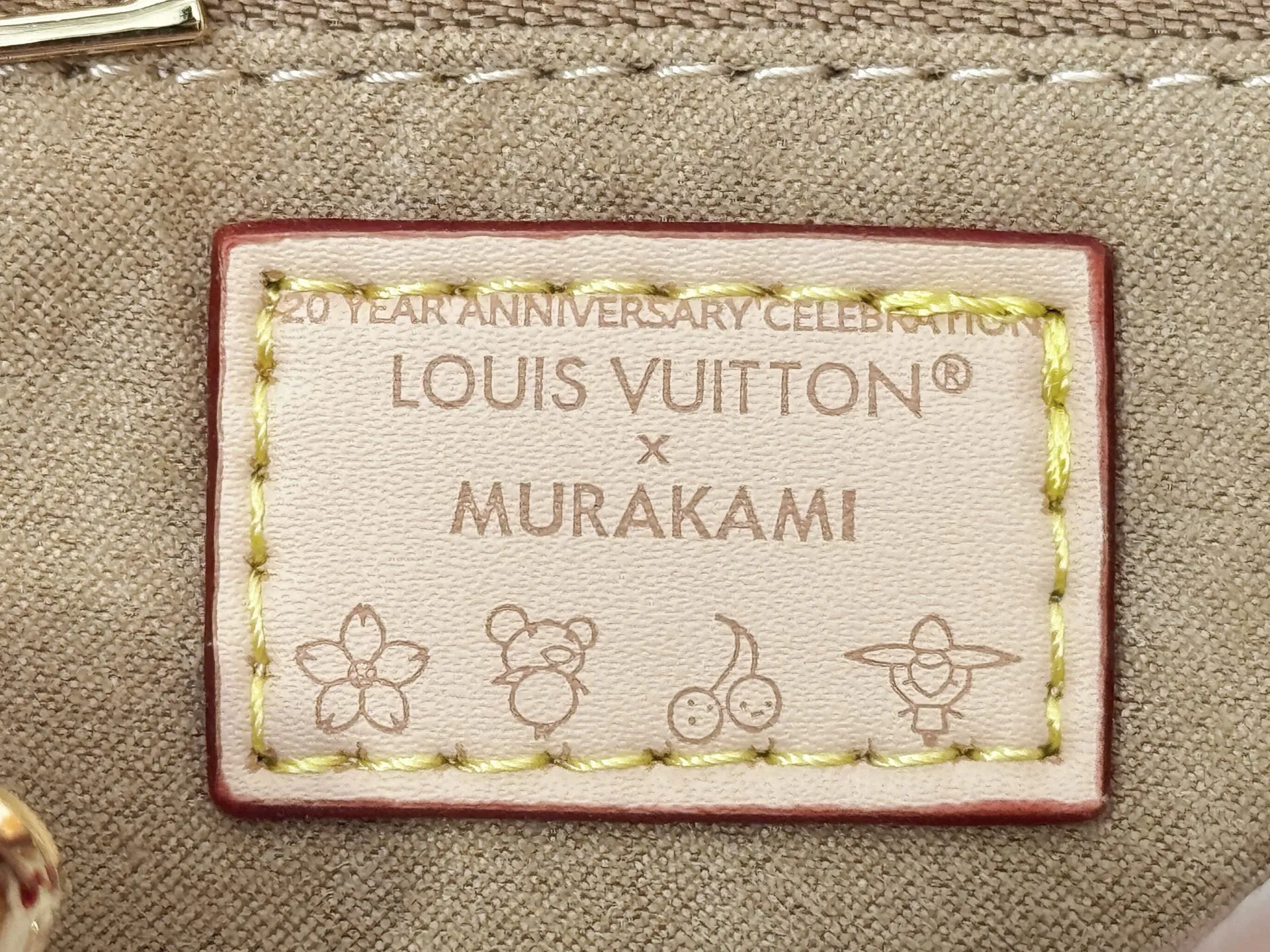 P300 upgraded original M13079 M45495 M45659 M44571 The Louis Vuitton x Murakami reissue series interprets the OnTheGo small handbag in a smart way. The colorful Monogram canvas body, cowhide leather trim and LV x TM key bag highlight the sophisticated style. The shiny corners recall the design of traditional Louis Vuitton luggage, and the shoulder strap and top handle allow for multiple carrying methods. Dimensions: 25.0 x 19.0 x 11.5 cm (length x height x width)