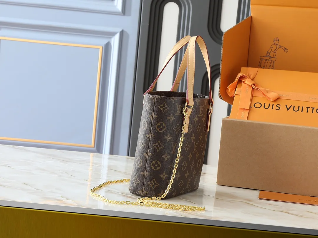 💰220💰Upgraded from the original M51172, the out-of-print Vivienne second-hand Internet celebrity, classic soft Monogram fabric with color-changing yellow leather trim. The design is based on a shopping bag you get after daily shopping. Made of calfskin, with color-changing leather handles and inner bag details, it is a new choice for large-capacity bags and commuter bags. The outer layer is made of Monogram canvas, a fabric lining, a natural cowhide trim and an inner zipper bag! ! Size:23x21x8cm