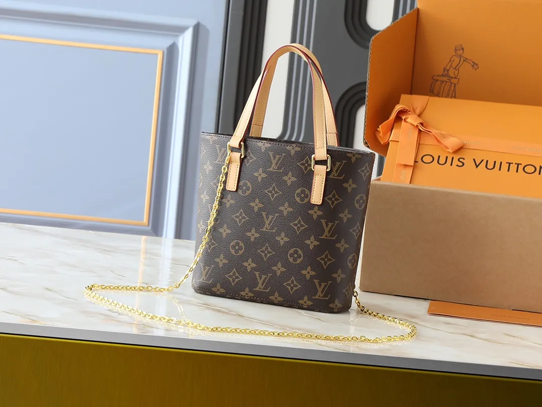 💰220💰Upgraded from the original M51172, the out-of-print Vivienne second-hand Internet celebrity, classic soft Monogram fabric with color-changing yellow leather trim. The design is based on a shopping bag you get after daily shopping. Made of calfskin, with color-changing leather handles and inner bag details, it is a new choice for large-capacity bags and commuter bags. The outer layer is made of Monogram canvas, a fabric lining, a natural cowhide trim and an inner zipper bag! ! Size:23x21x8cm