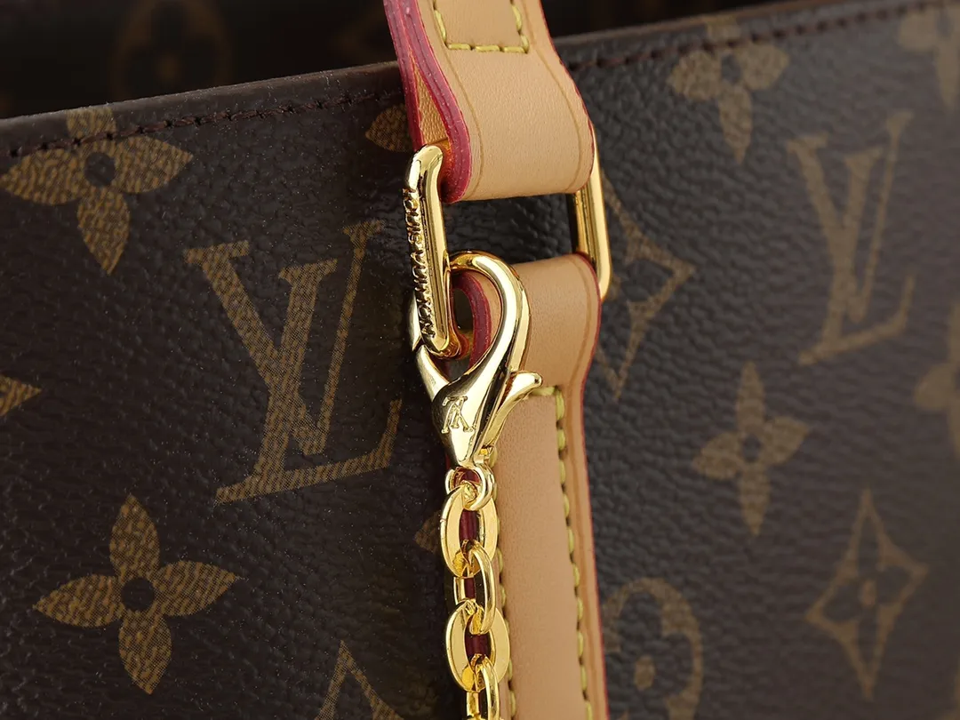 💰220💰Upgraded from the original M51172, the out-of-print Vivienne second-hand Internet celebrity, classic soft Monogram fabric with color-changing yellow leather trim. The design is based on a shopping bag you get after daily shopping. Made of calfskin, with color-changing leather handles and inner bag details, it is a new choice for large-capacity bags and commuter bags. The outer layer is made of Monogram canvas, a fabric lining, a natural cowhide trim and an inner zipper bag! ! Size:23x21x8cm